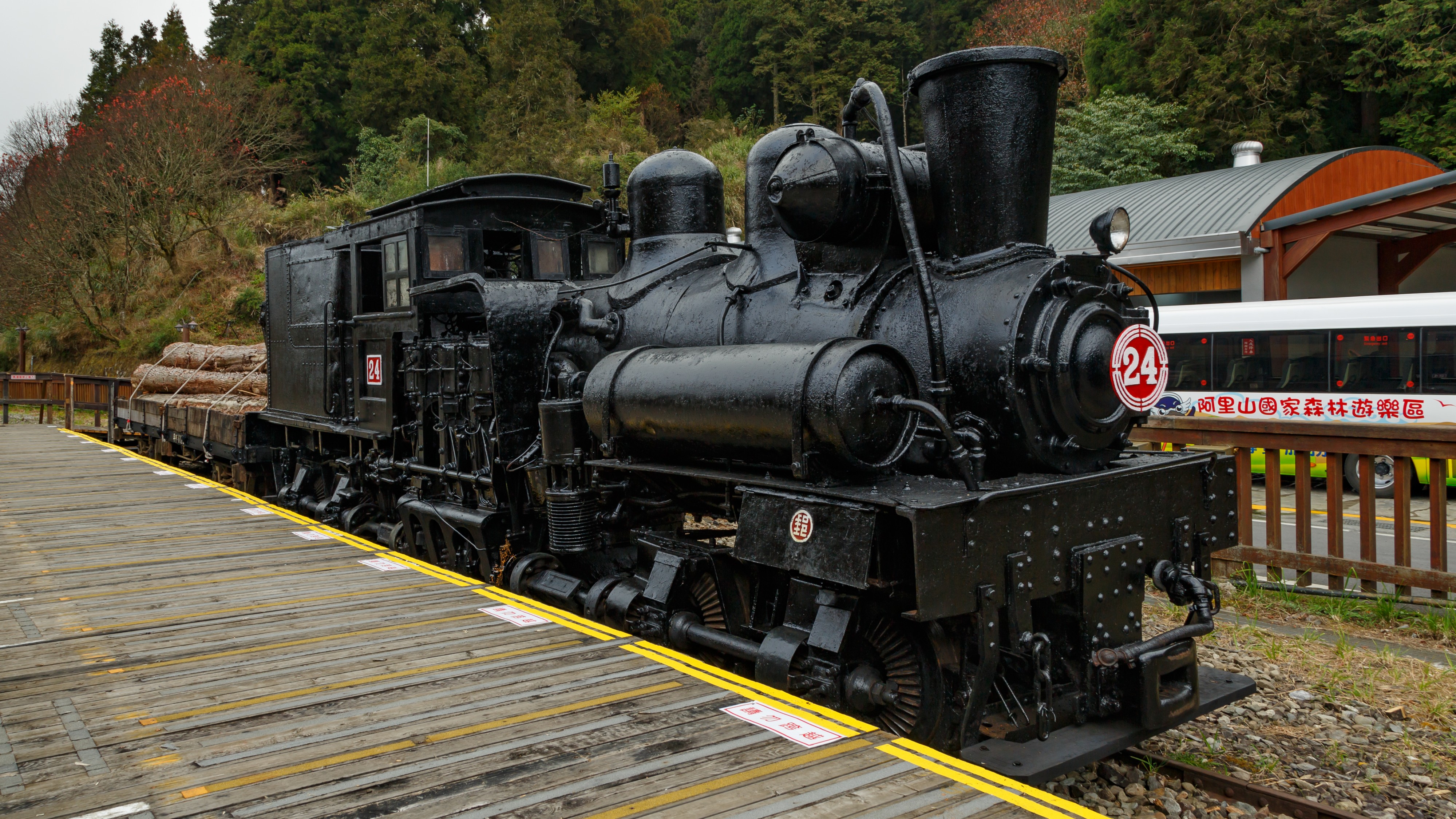Alishan Taiwan Alishan-Forest-Railway-03c