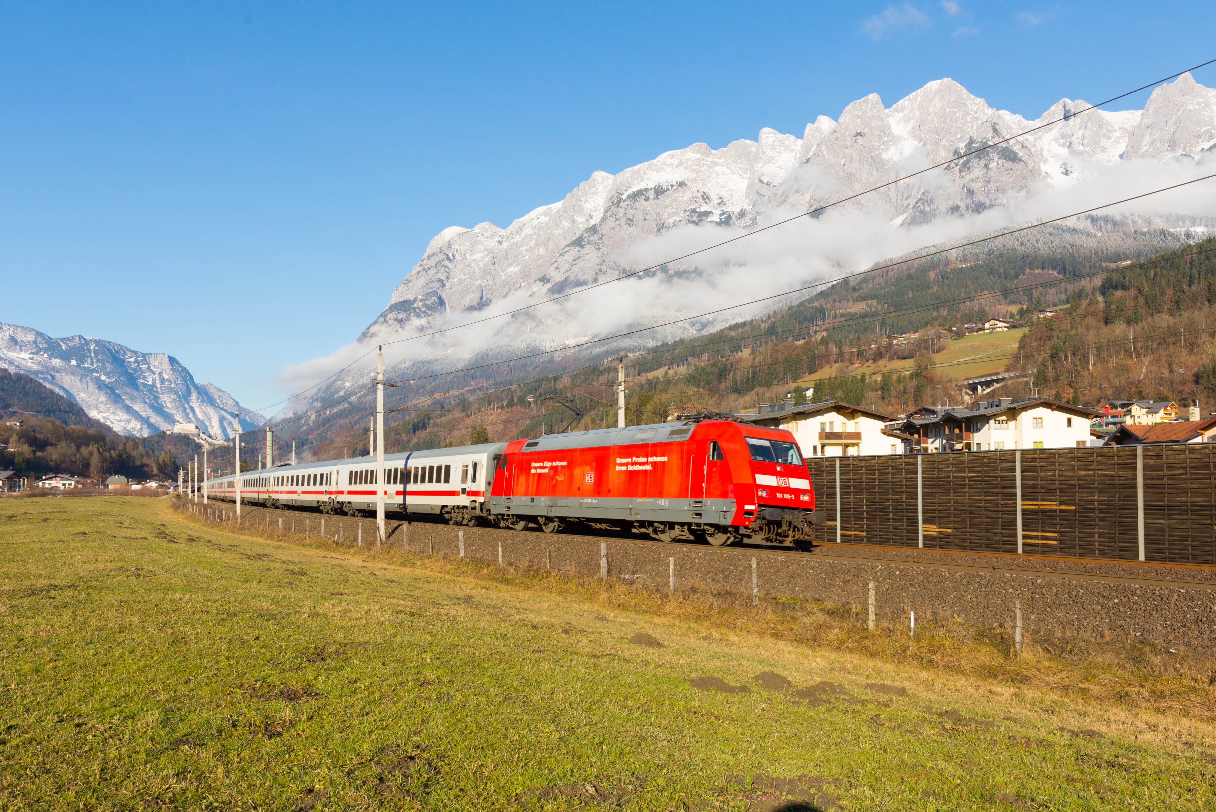 DB 101-105 passes Pfarrwerfen with EC 217, 13.12.2016