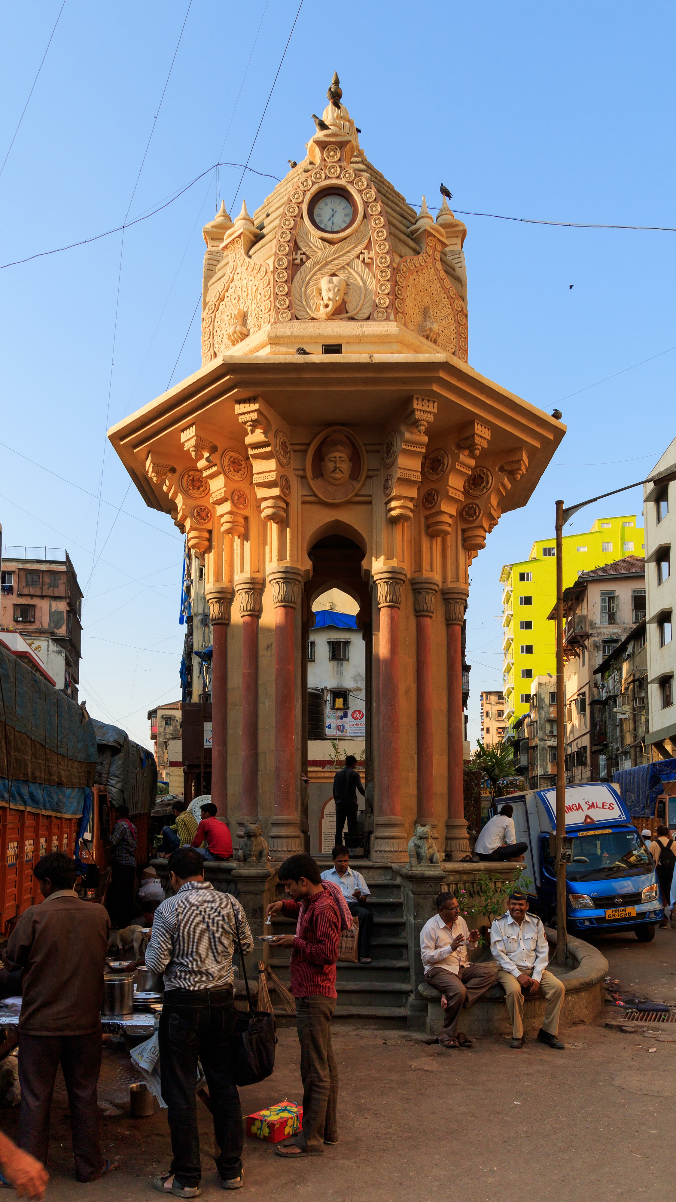 Mumbai 03-2016 112 Masjid station surroundings