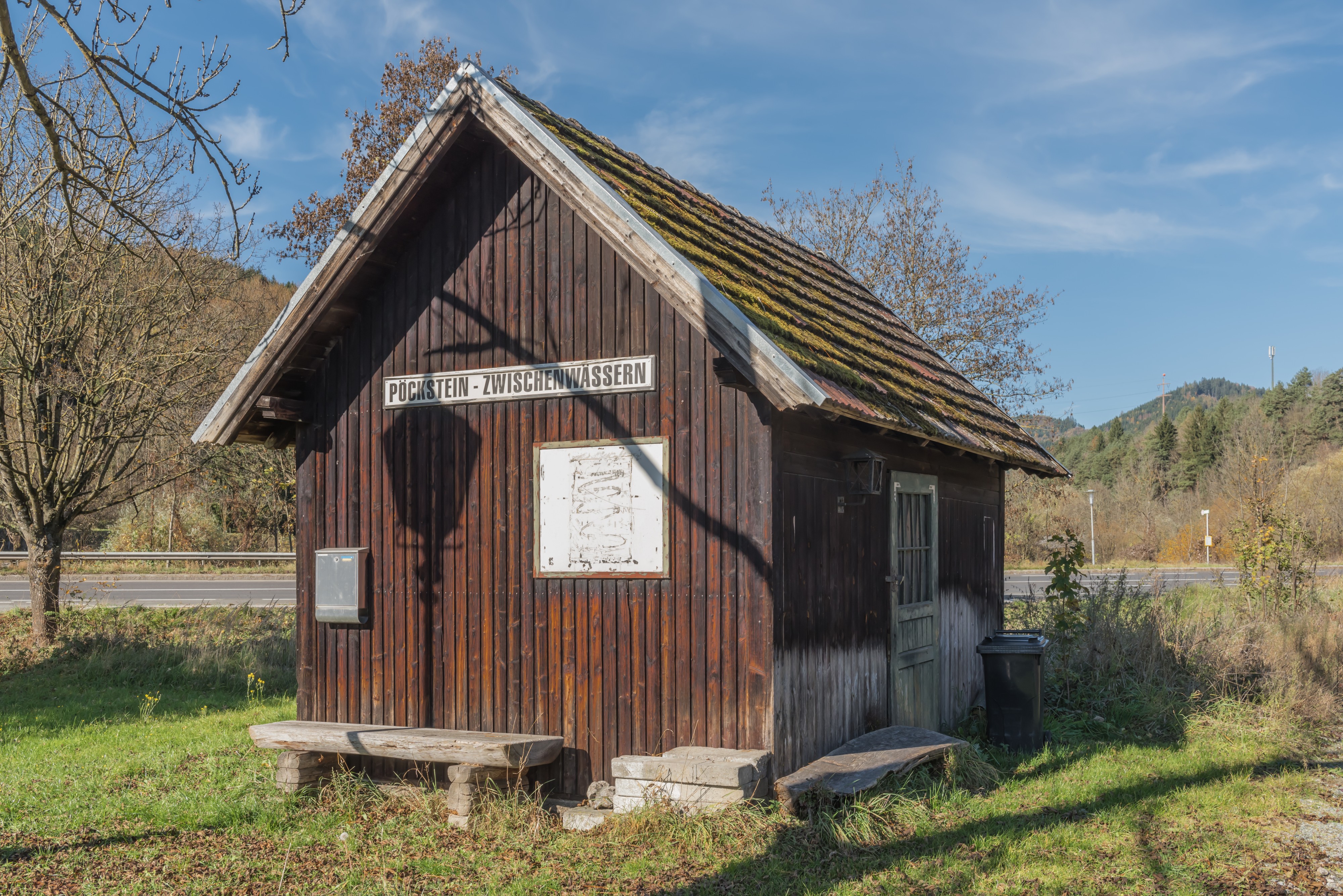 Straßburg Poeckstein-Zwischenwaessern Gurktalbahn Stationshaeuschen 28102016 5191