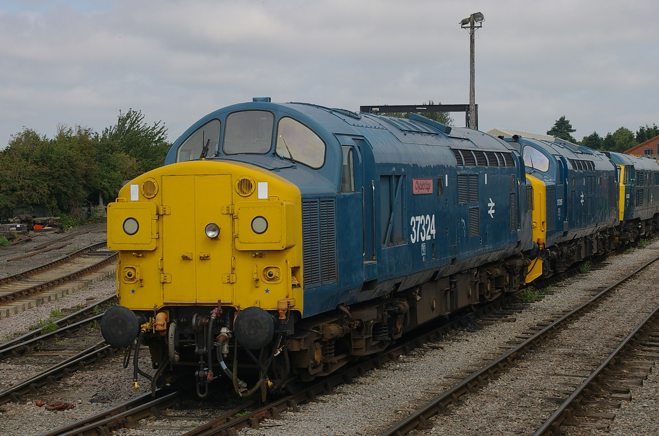 Toddington railway station MMB 01 37324 37215