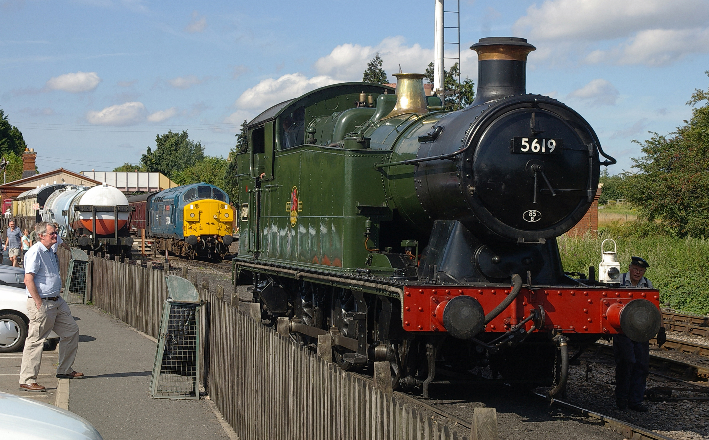 Toddington railway station MMB 11 37324 5619