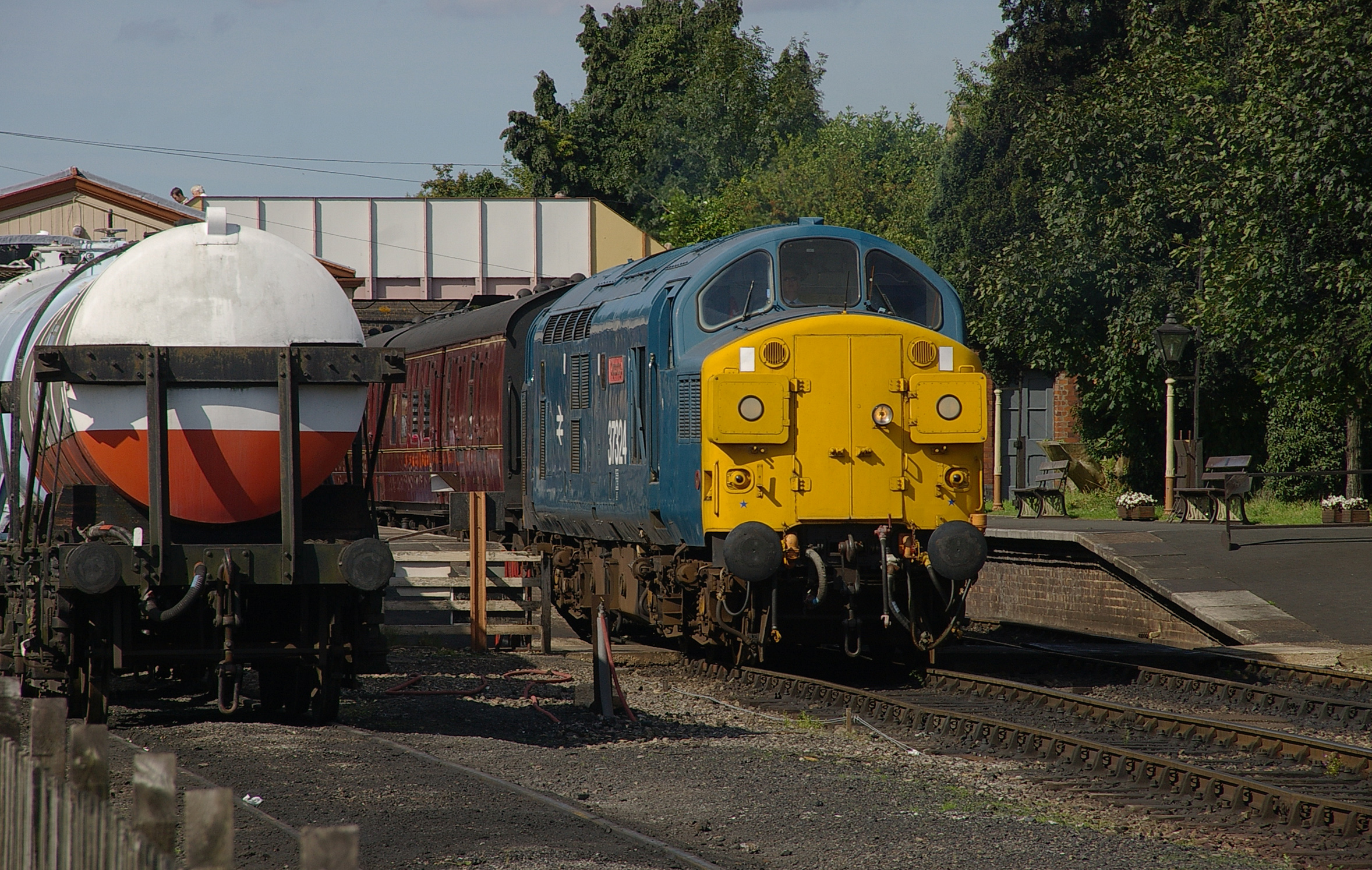 Toddington railway station MMB 12 37324