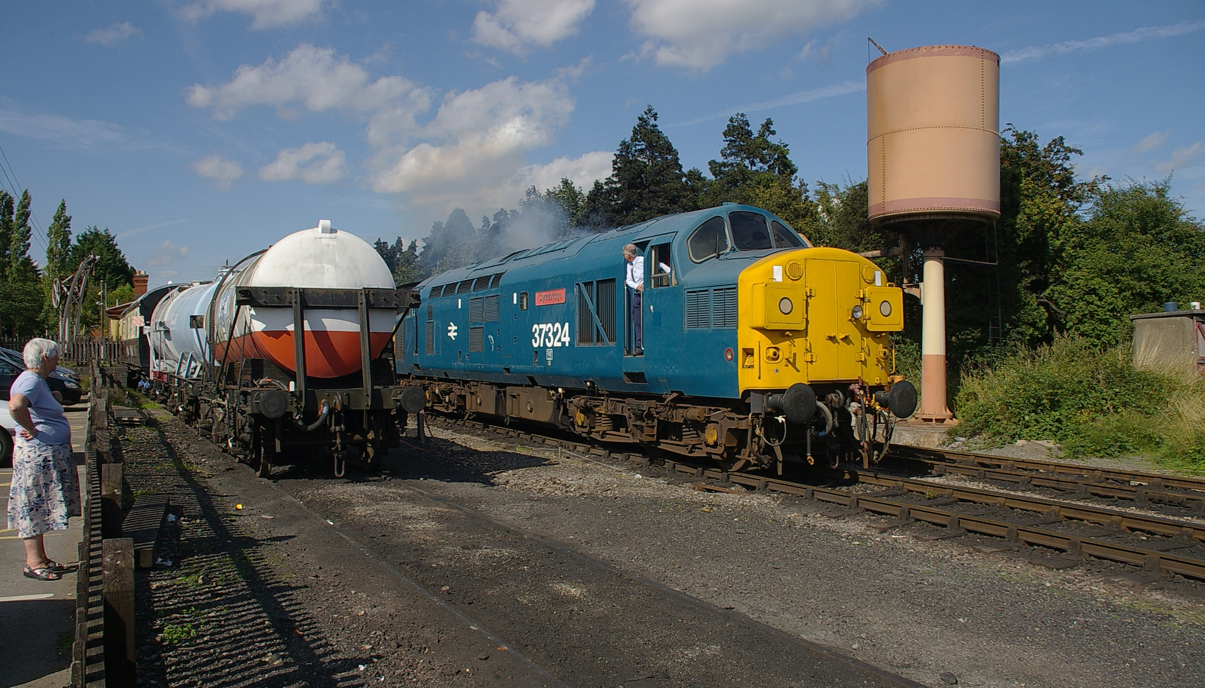 Toddington railway station MMB 13 37324