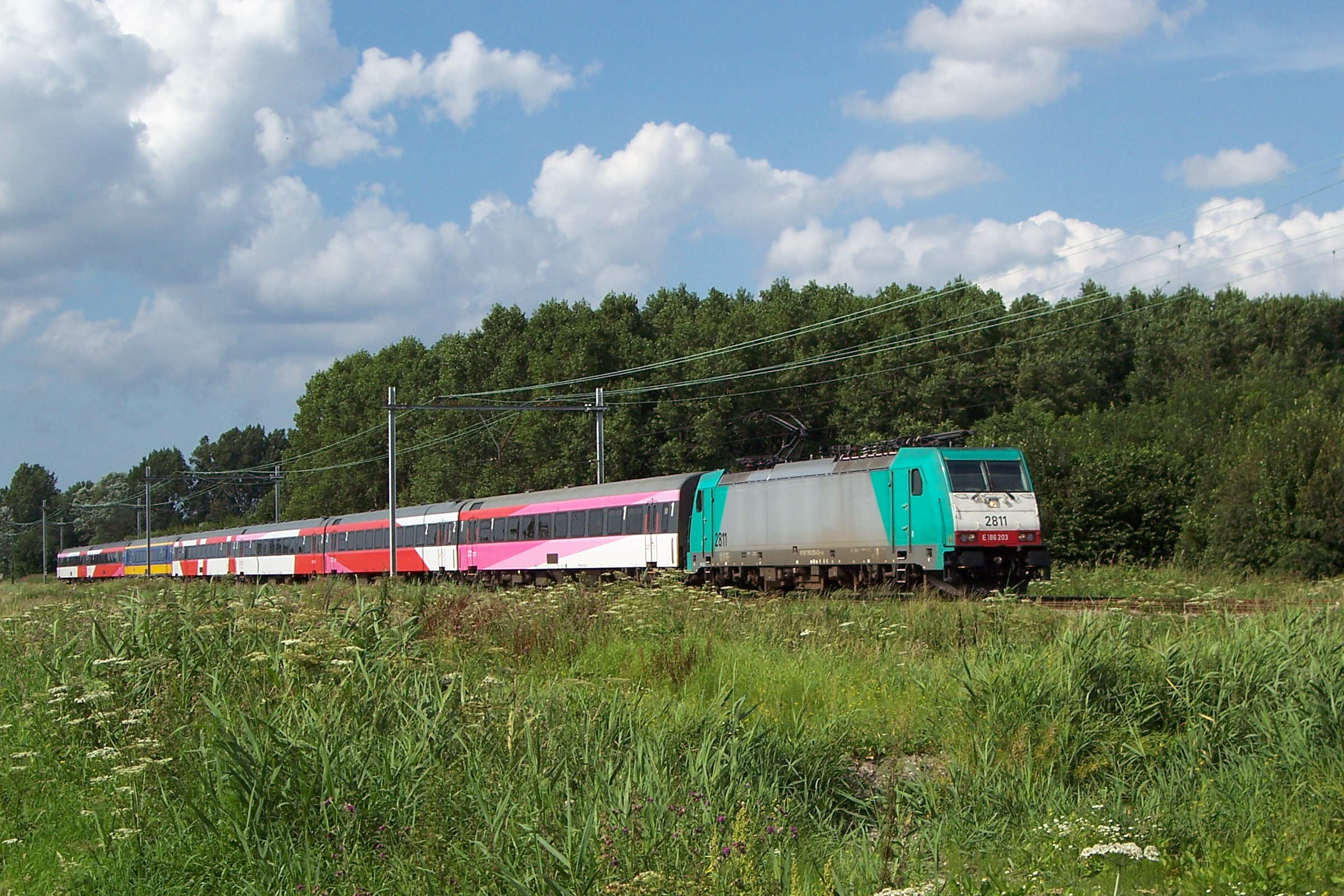 Traxx loc with benelux train