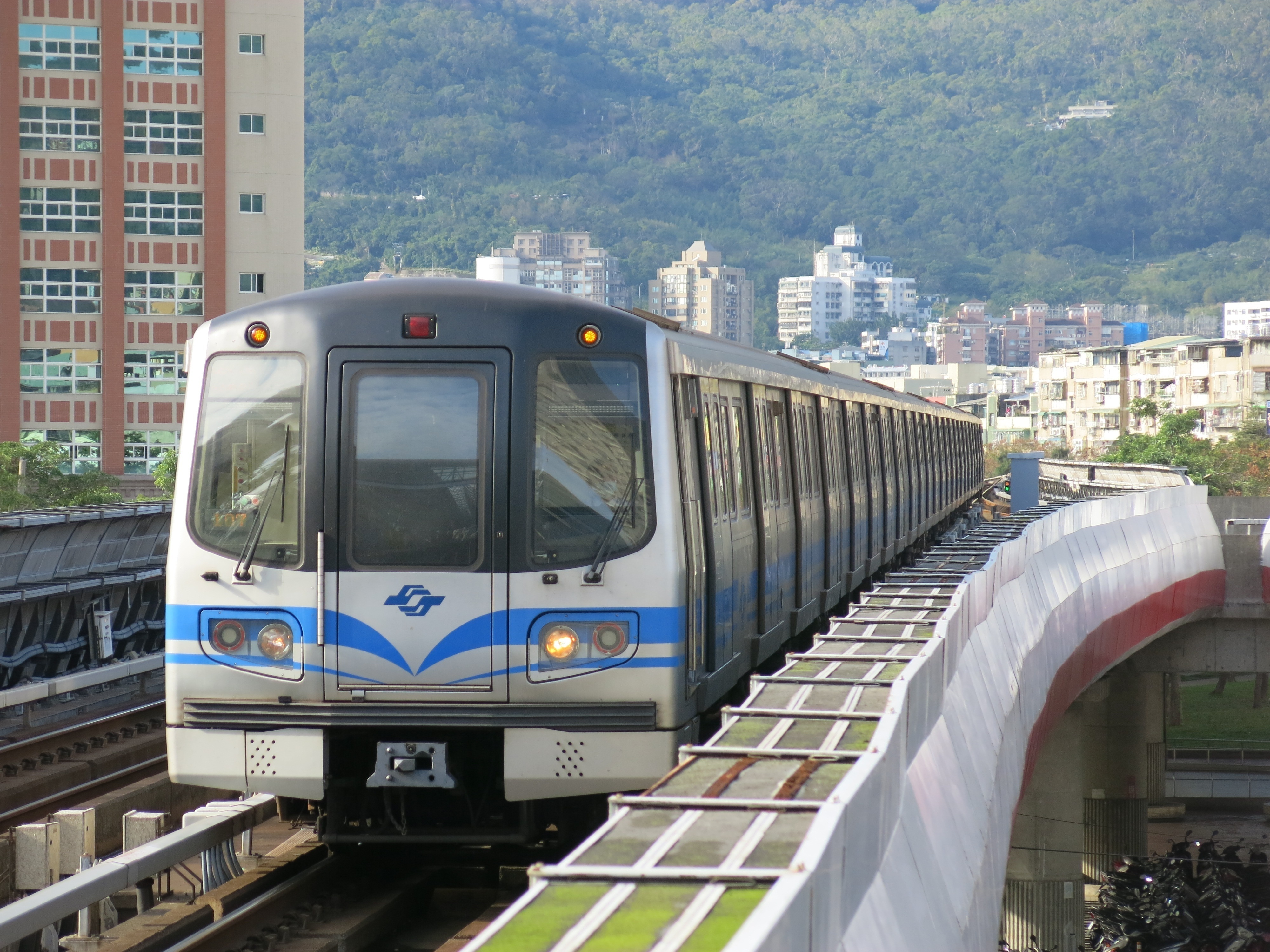 TRTC381 in Beitou Station