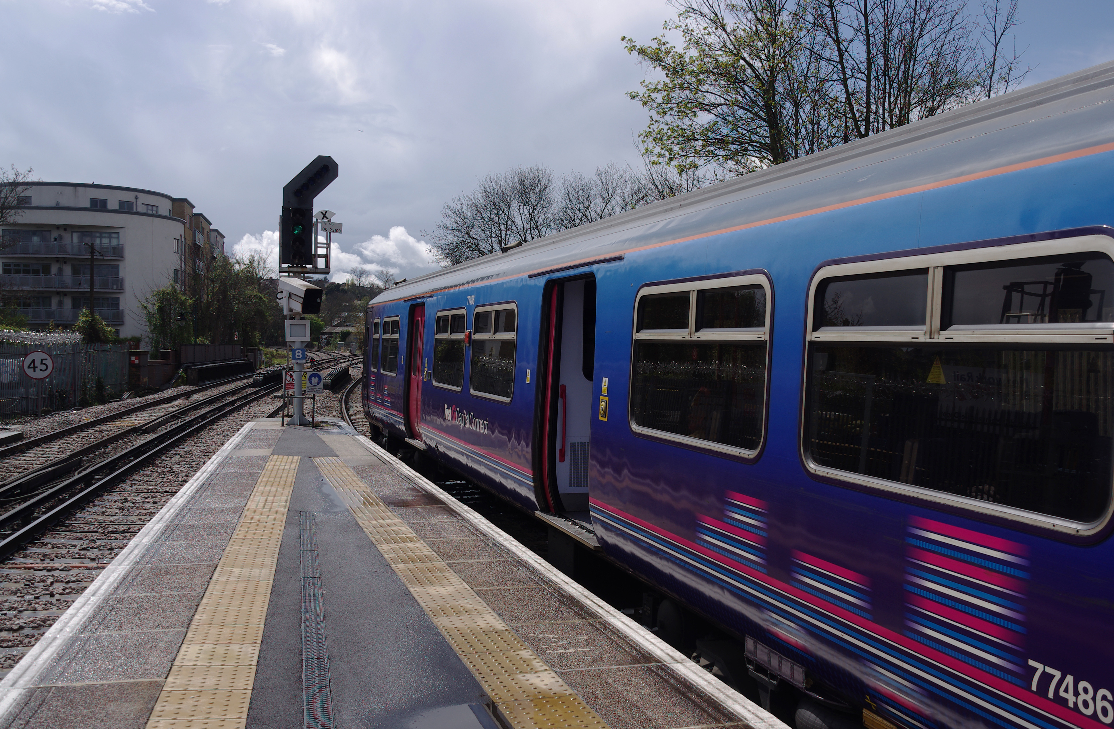 Tulse Hill railway station MMB 01 319375