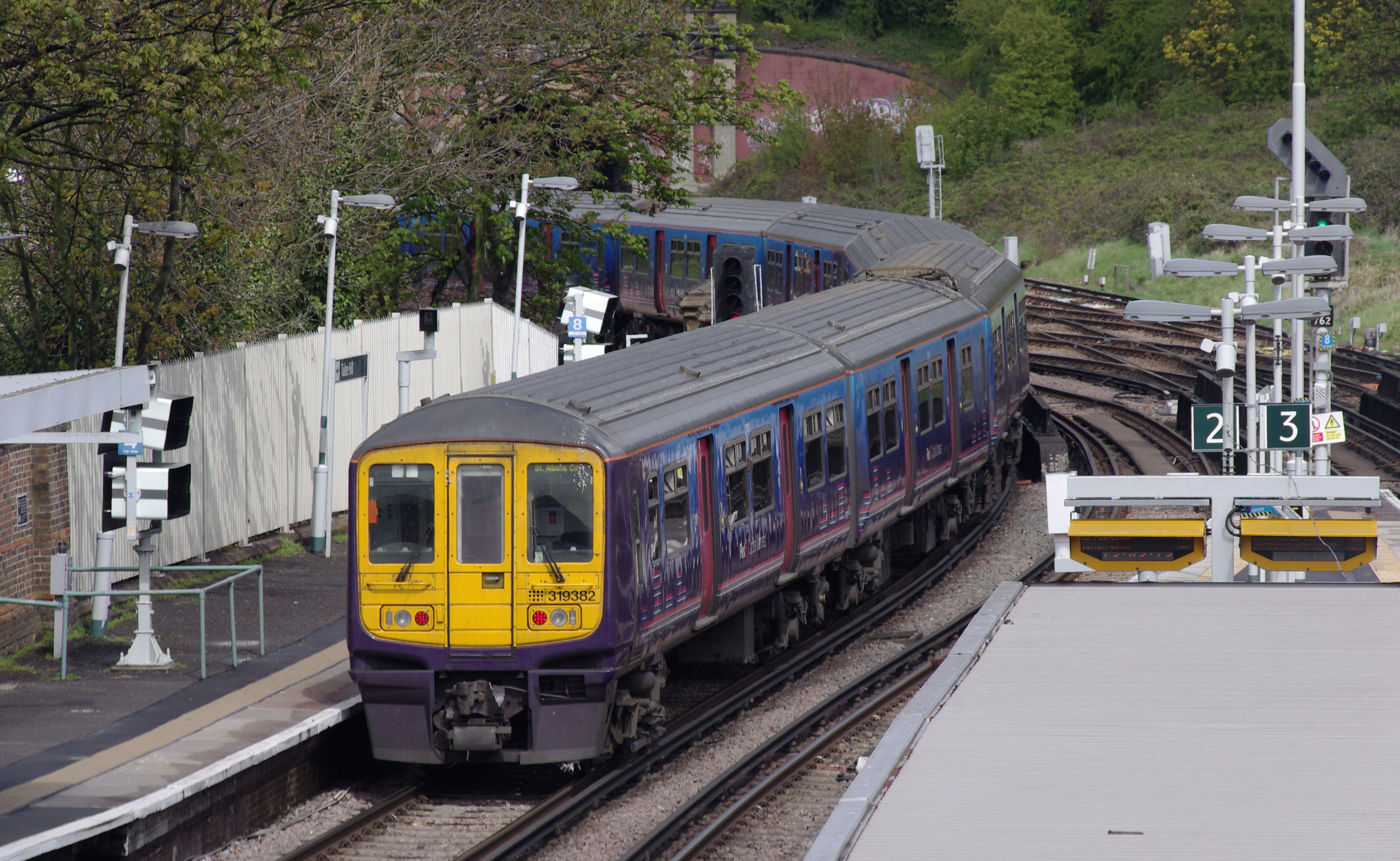 Tulse Hill railway station MMB 12 319382 319373