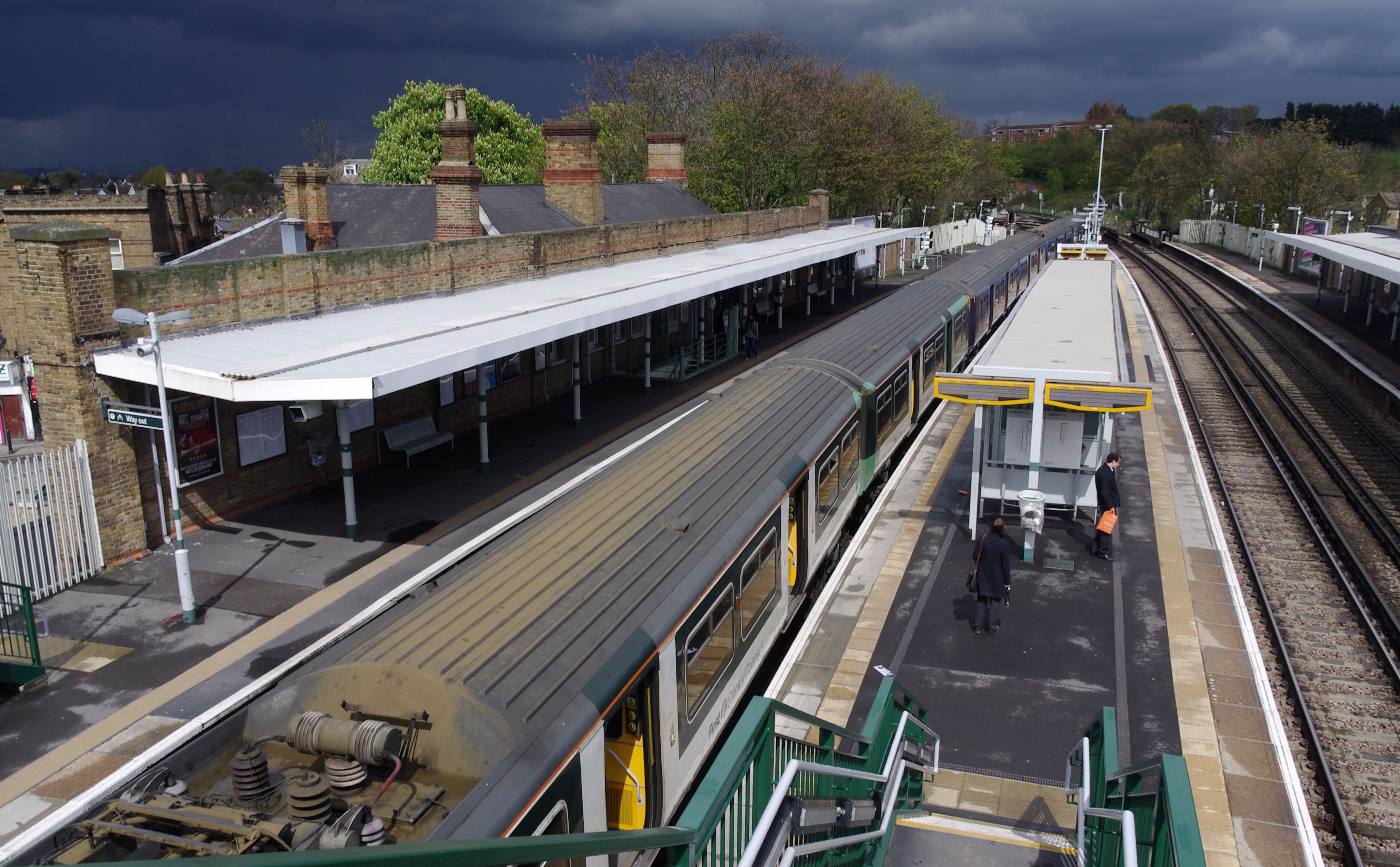 Tulse Hill railway station MMB 15 319008 319363