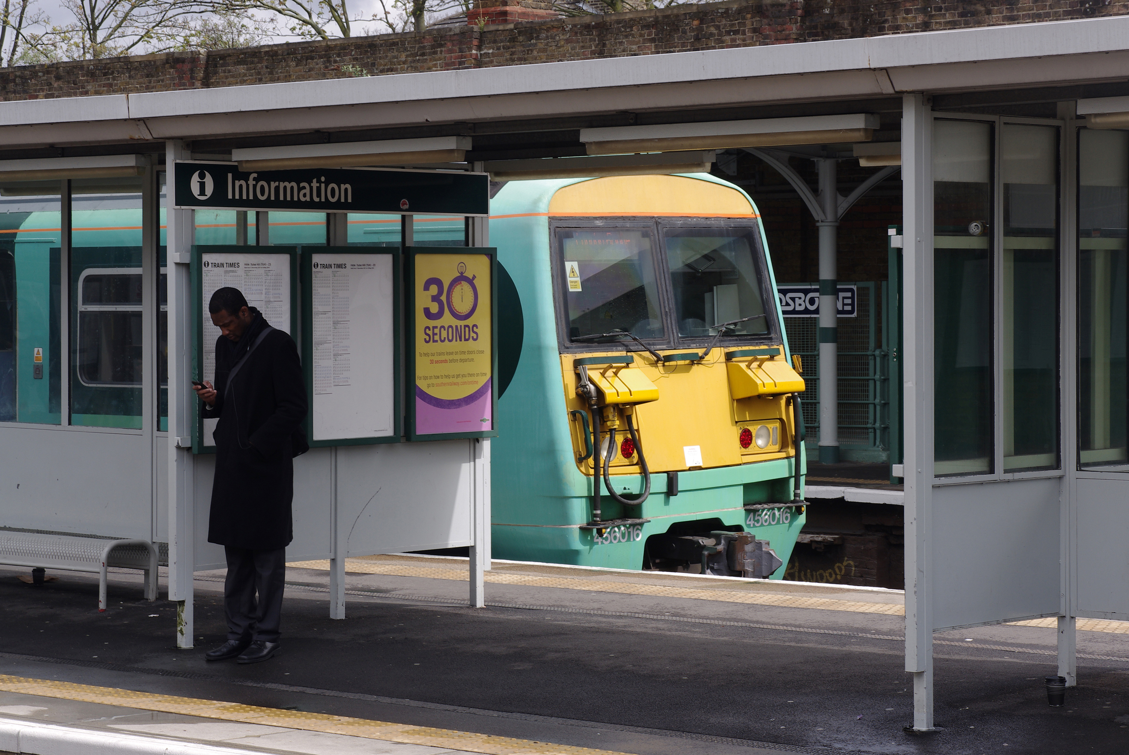 Tulse Hill railway station MMB 17 456016