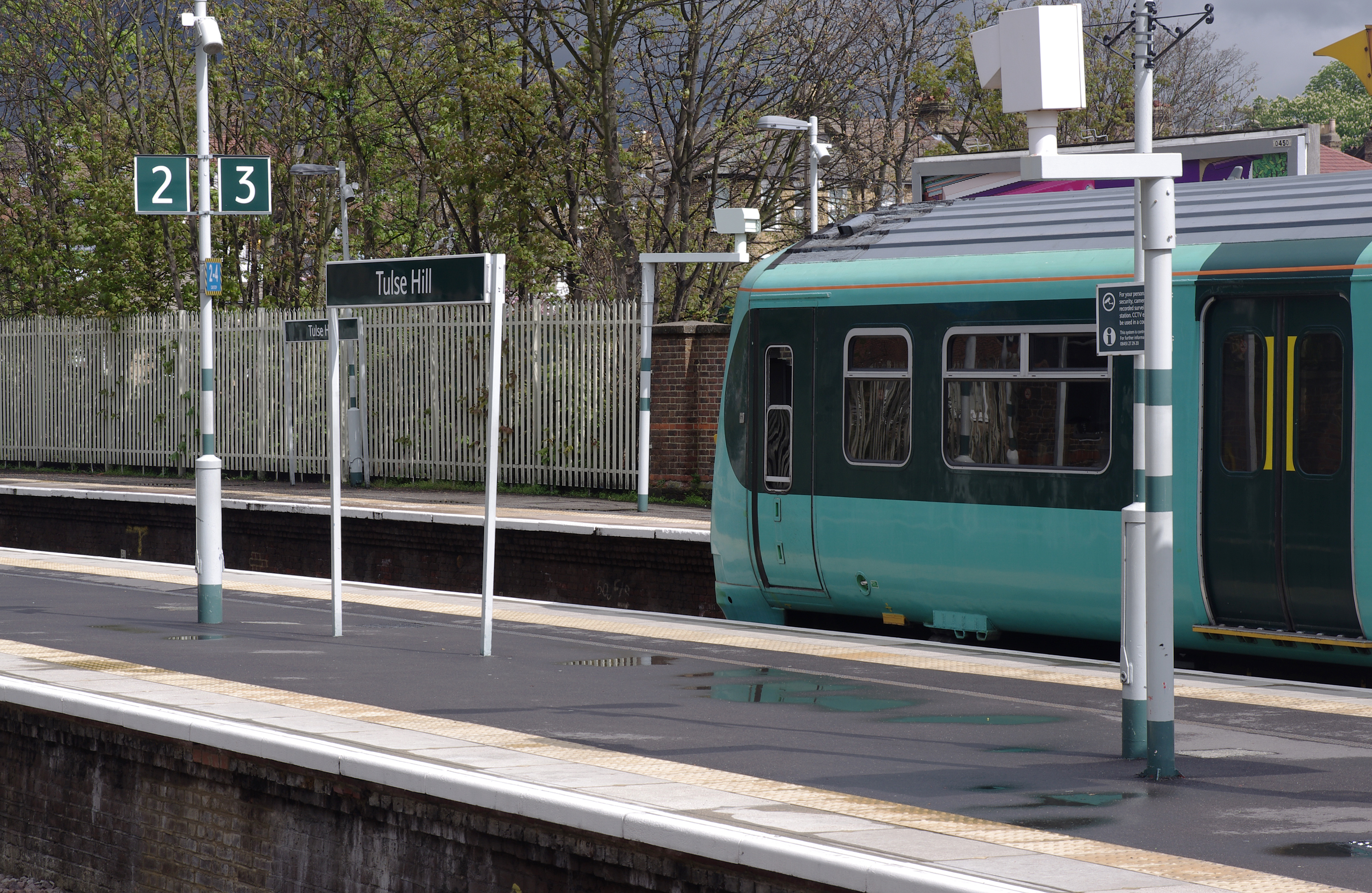 Tulse Hill railway station MMB 19 456016