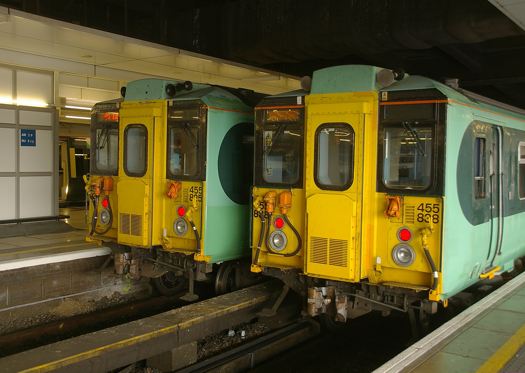 Victoria station MMB 02 455825 455838