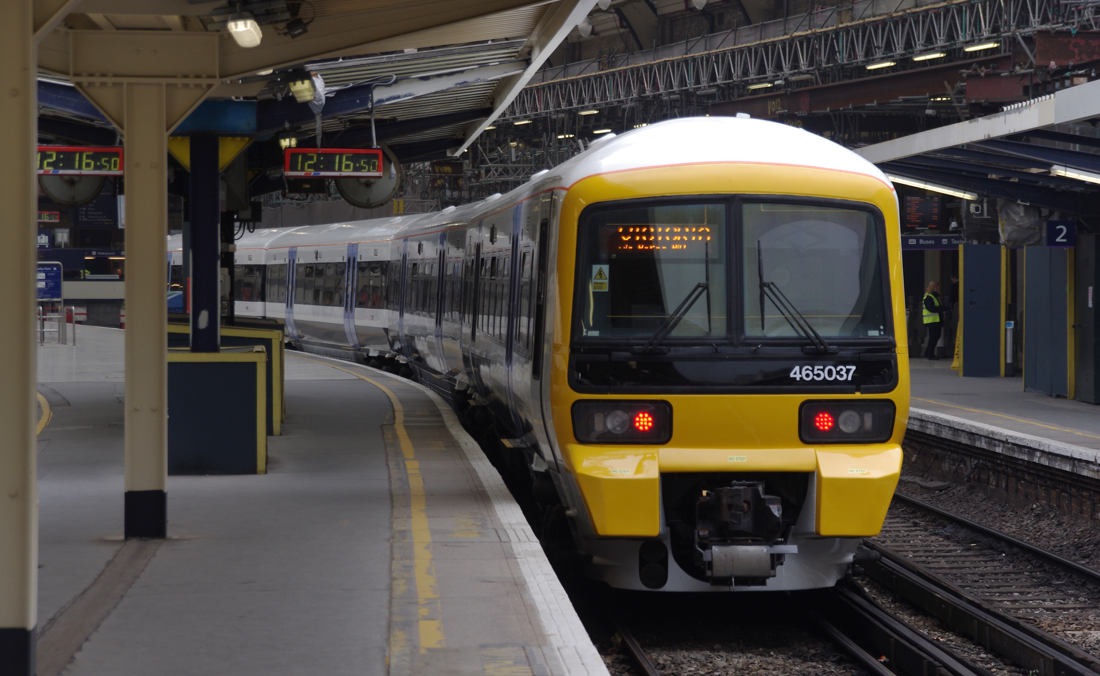 Victoria station MMB 08 465037