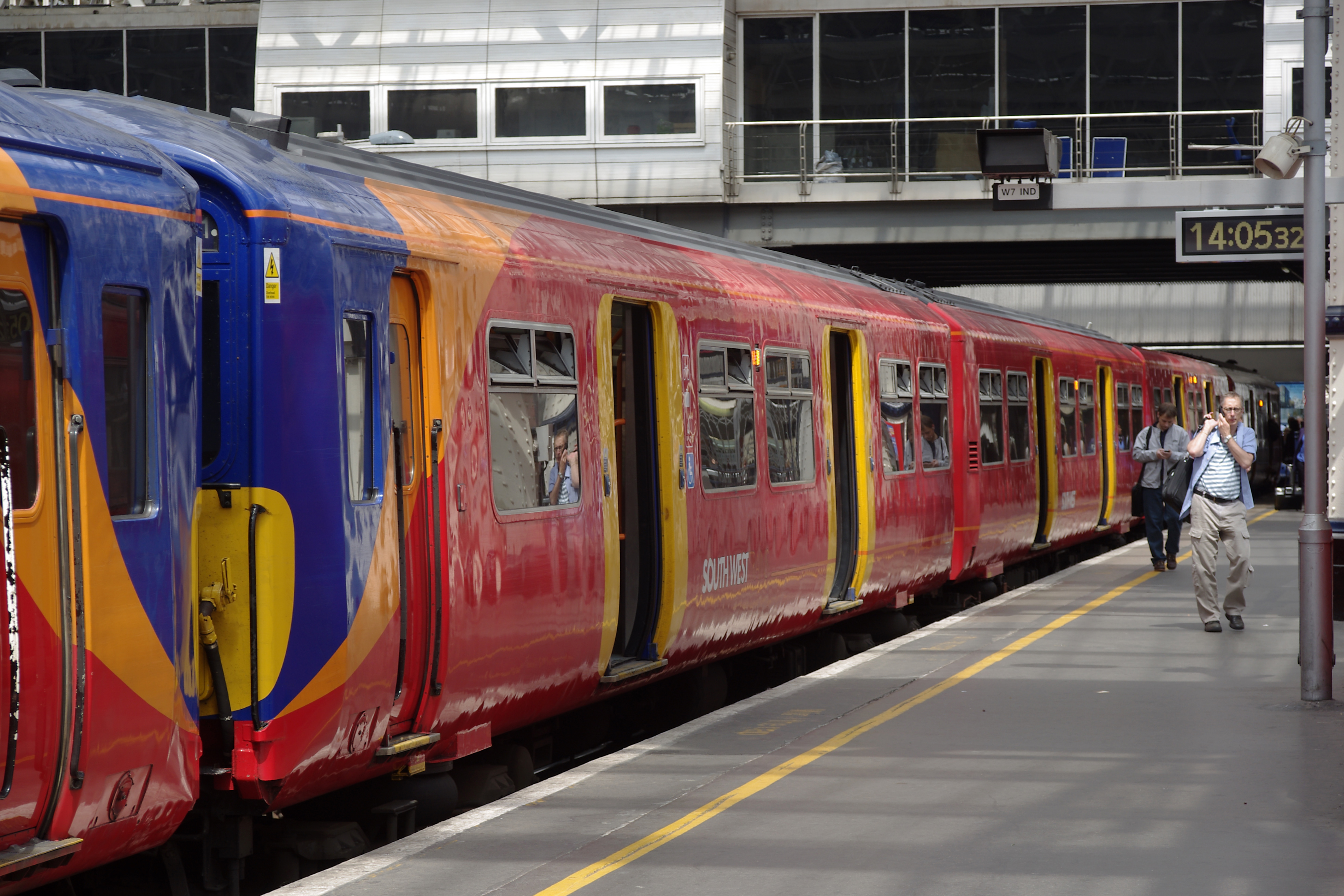 Waterloo station MMB 12 455903 455722