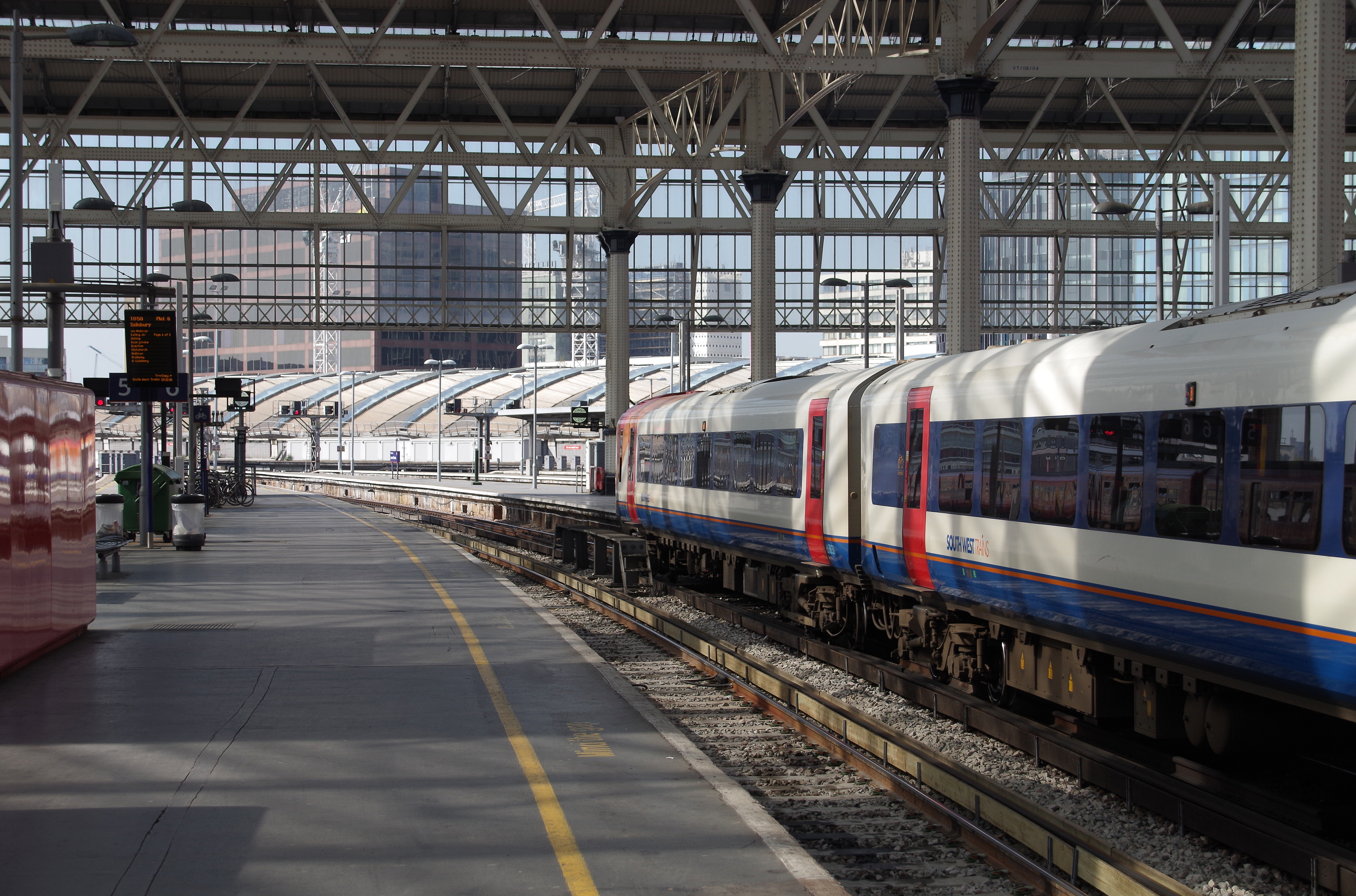 Waterloo station MMB 31 444031