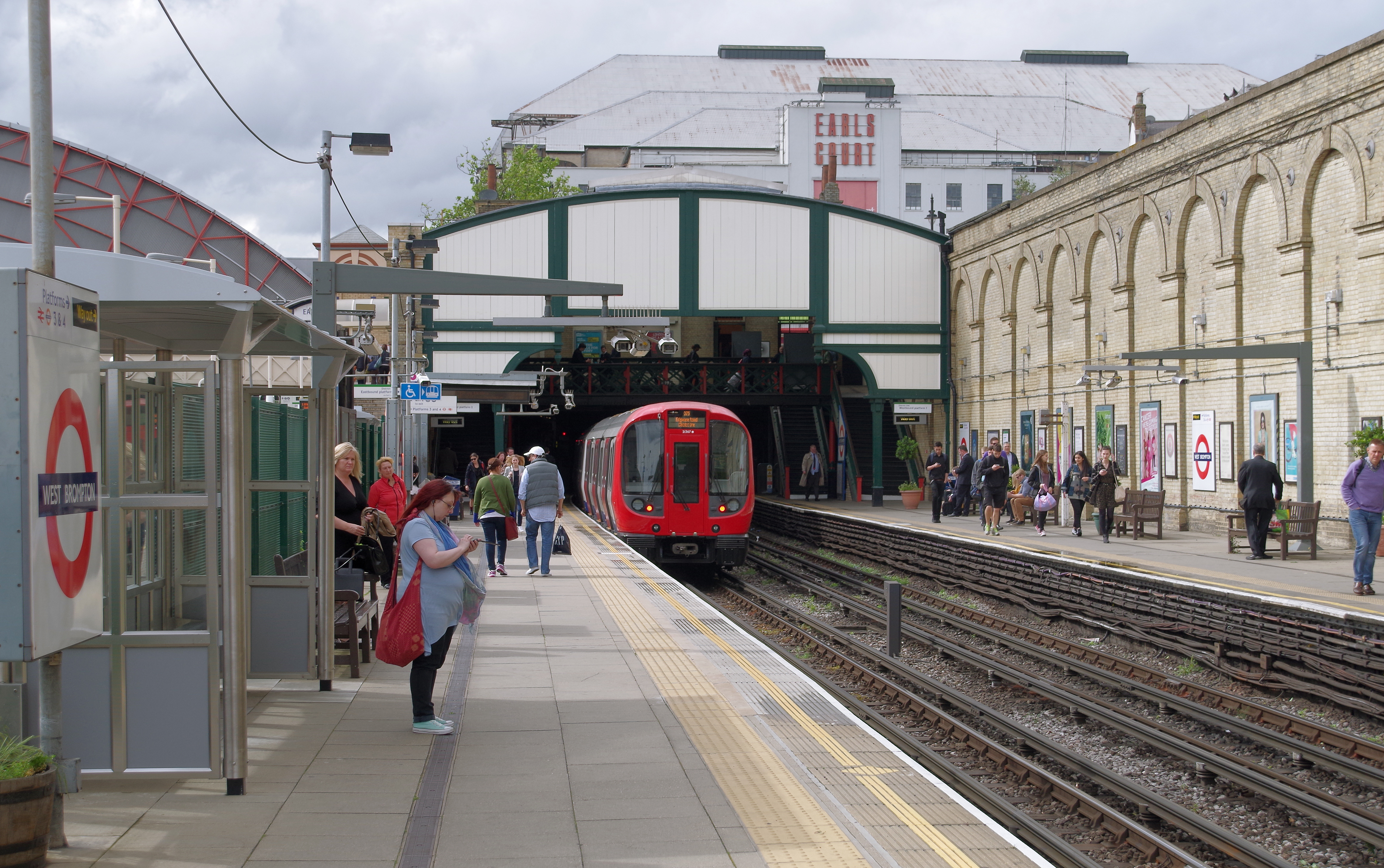 West Brompton station MMB 07 S Stock