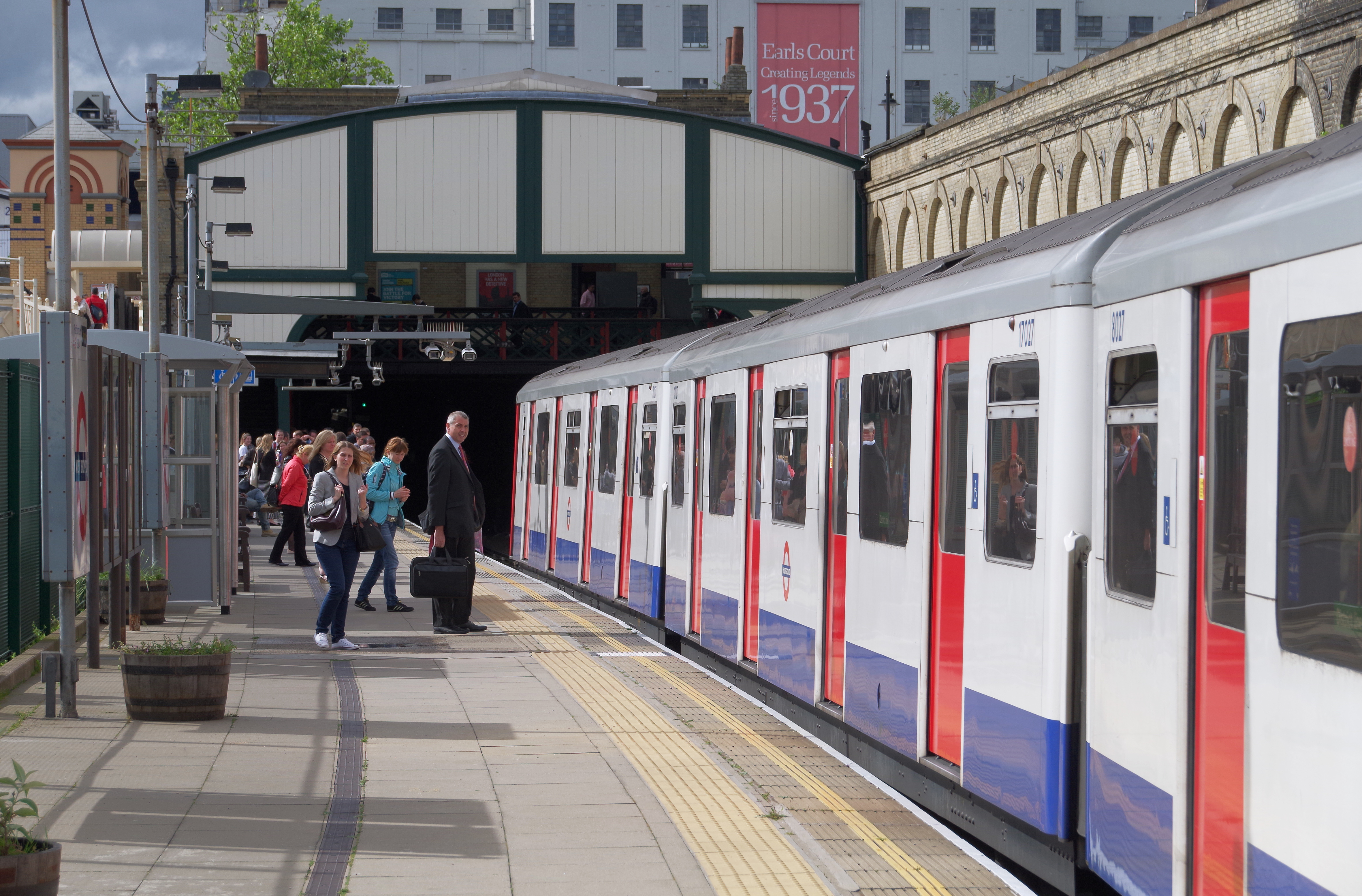West Brompton station MMB 09 D Stock