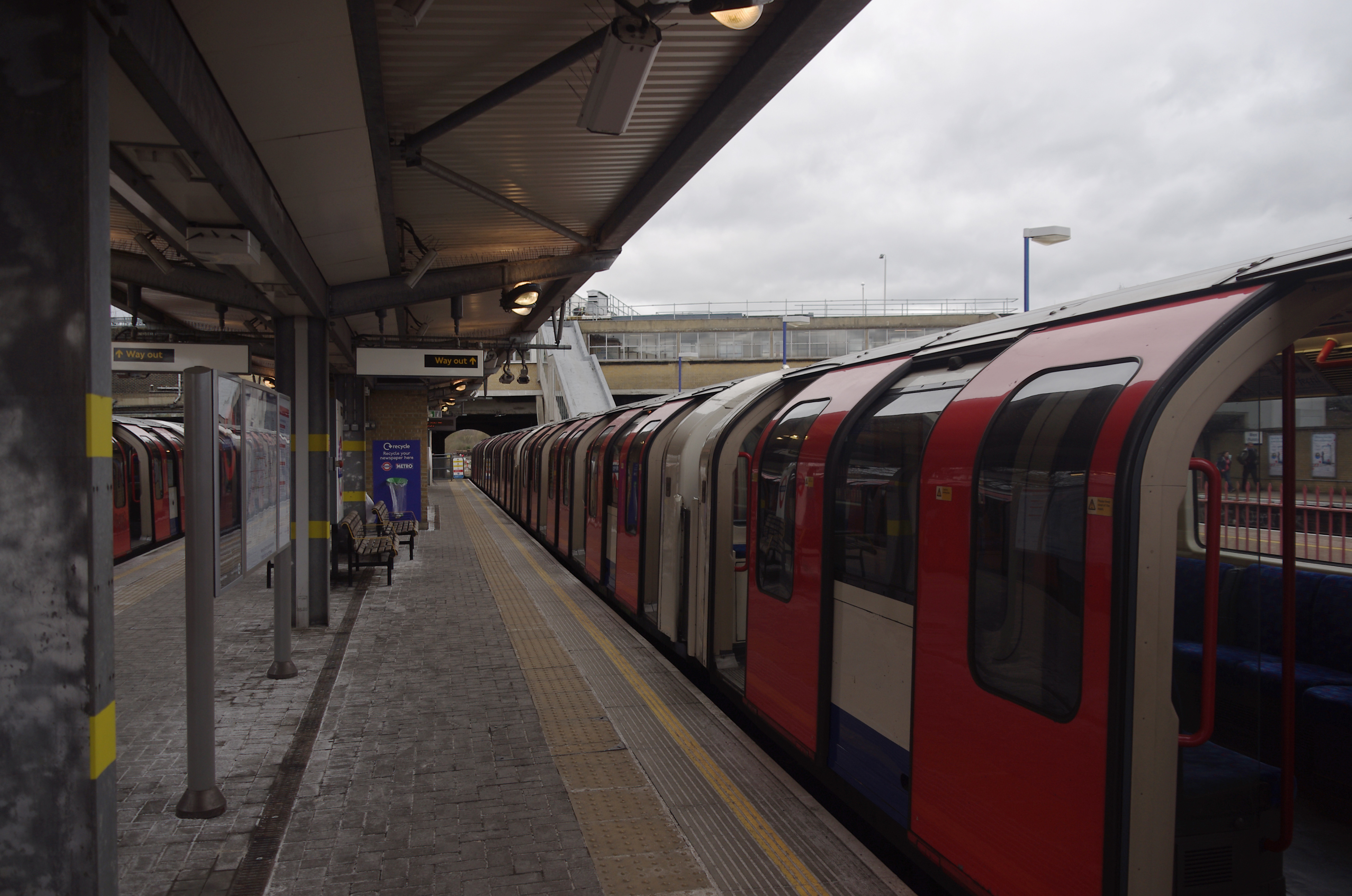 West Ruislip station MMB 22 1992-Stock