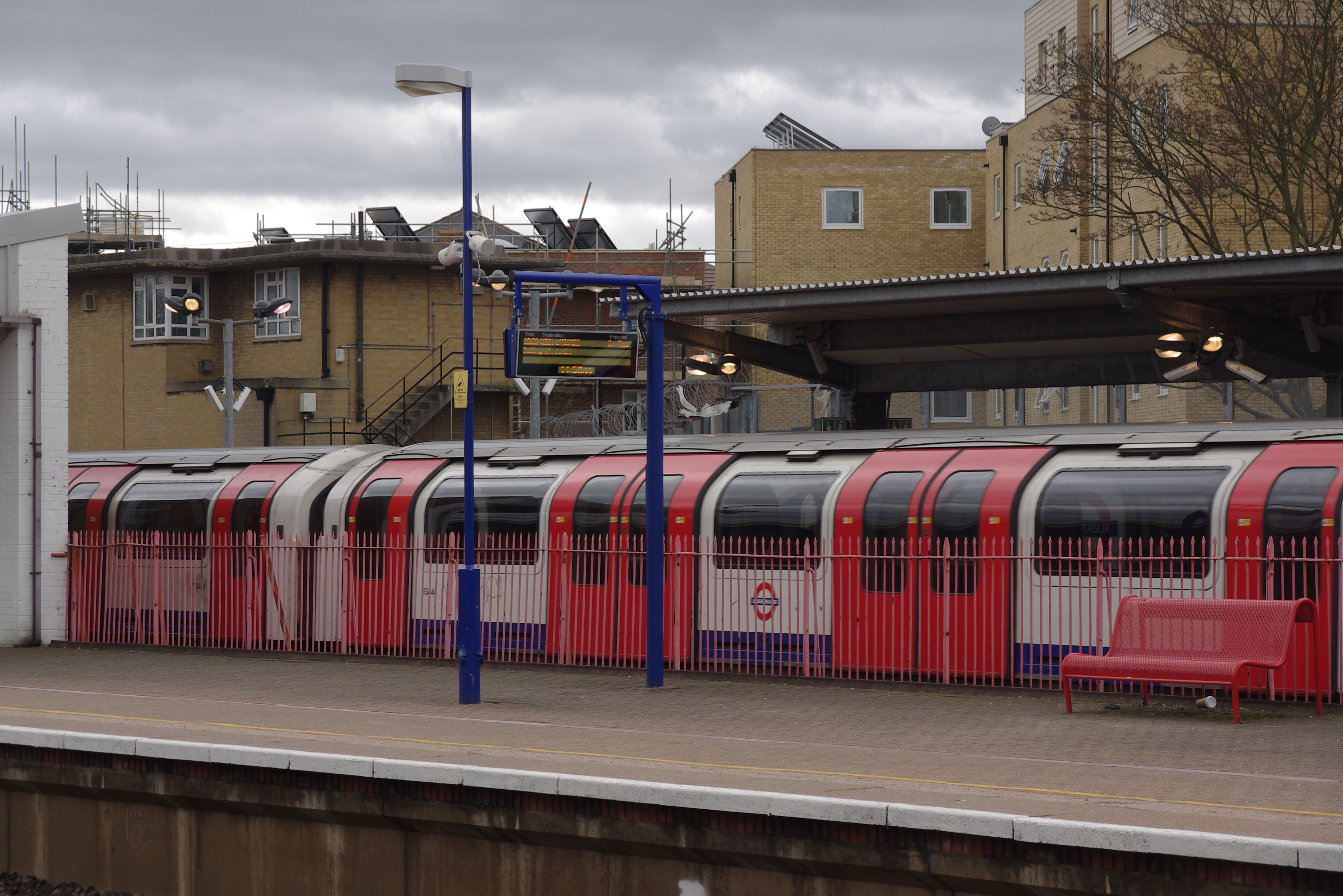 West Ruislip station MMB 27 1992-Stock