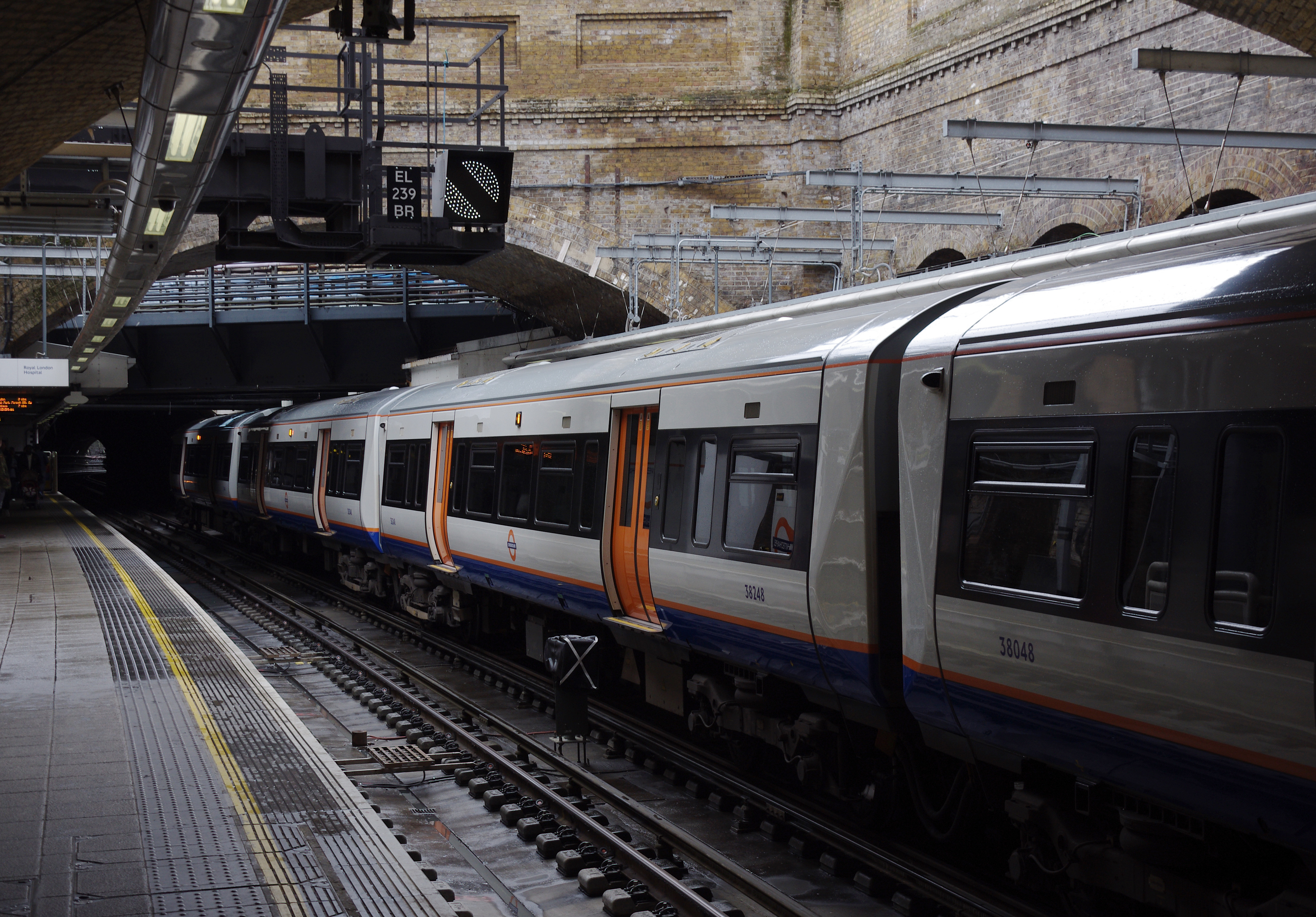 Whitechapel station MMB 04 378148