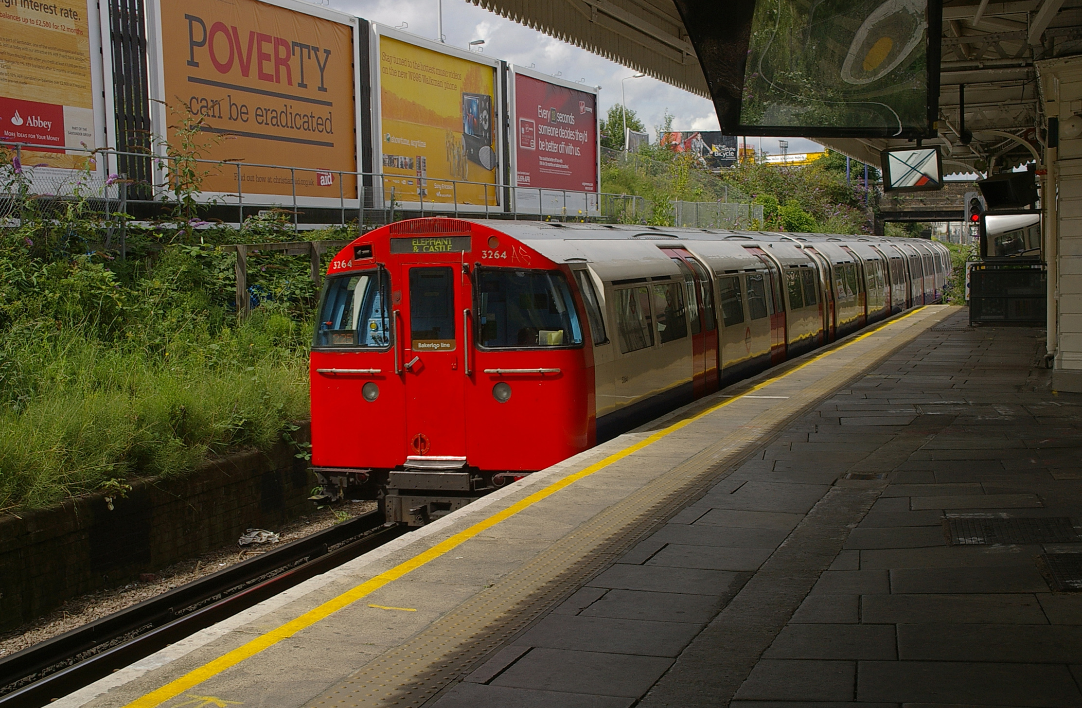 Willesden Junction station MMB 02 1972 stock