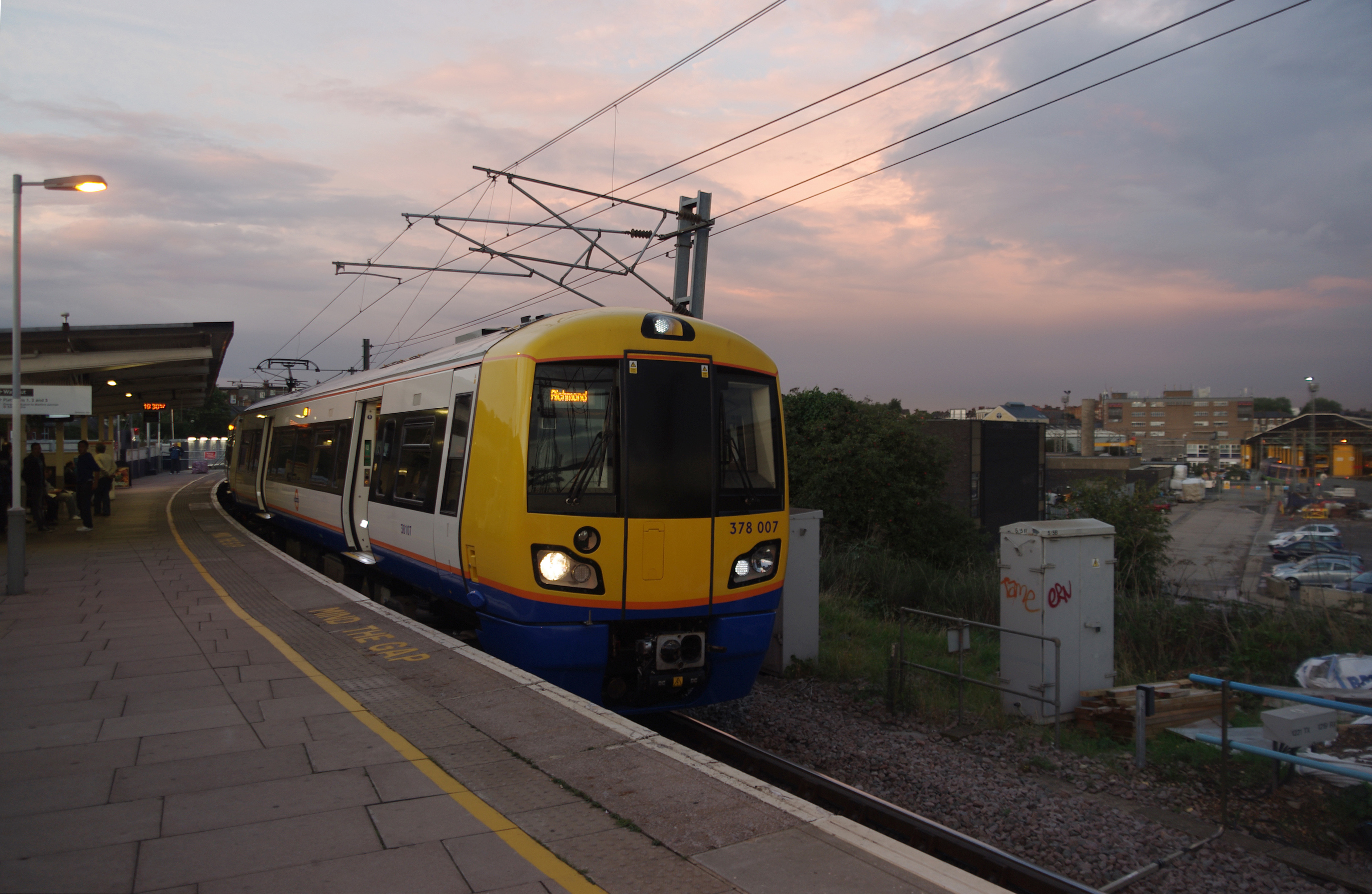 Willesden Junction station MMB 33 378007