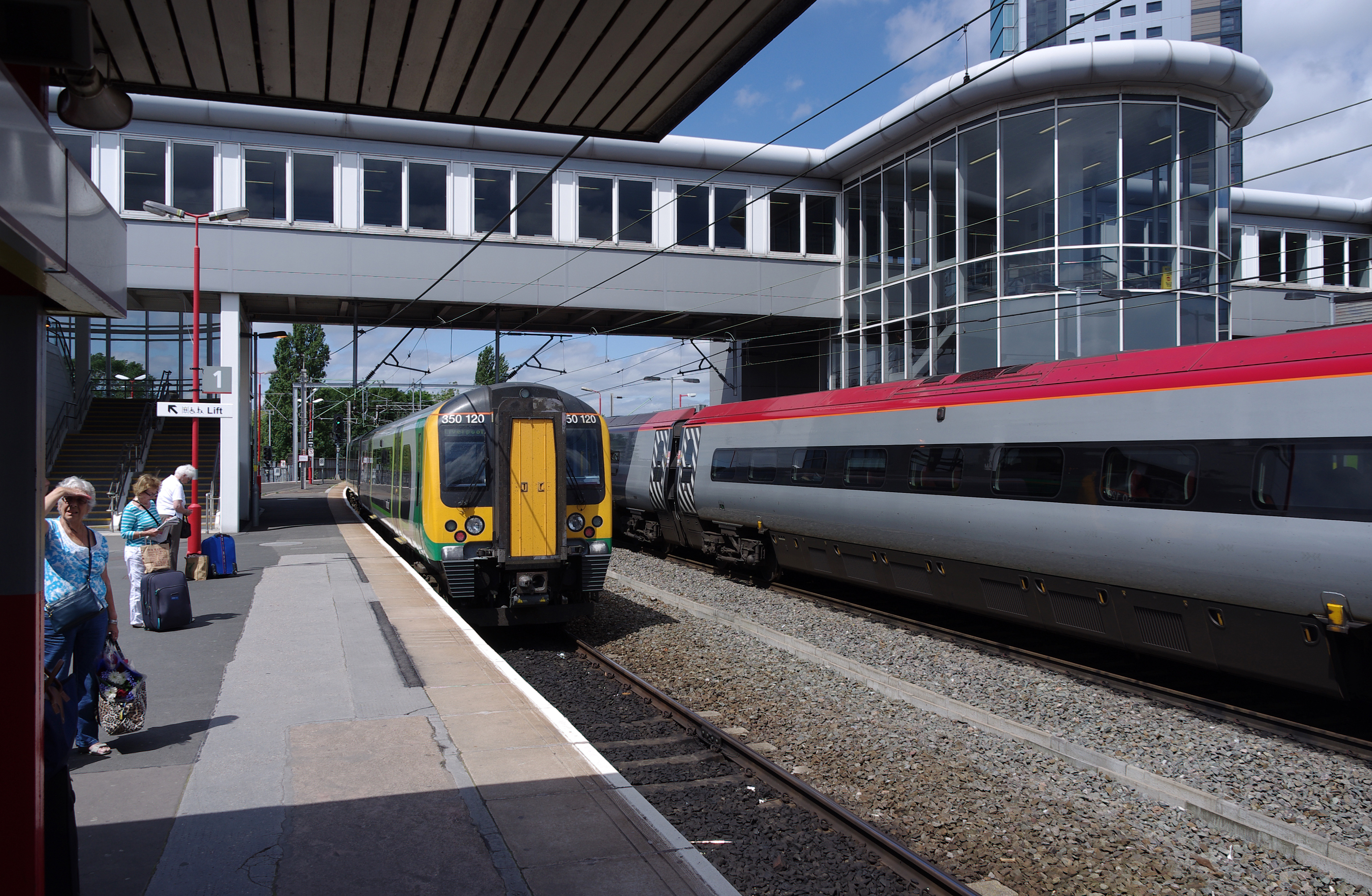 Wolverhampton railway station MMB 01 350120 390044