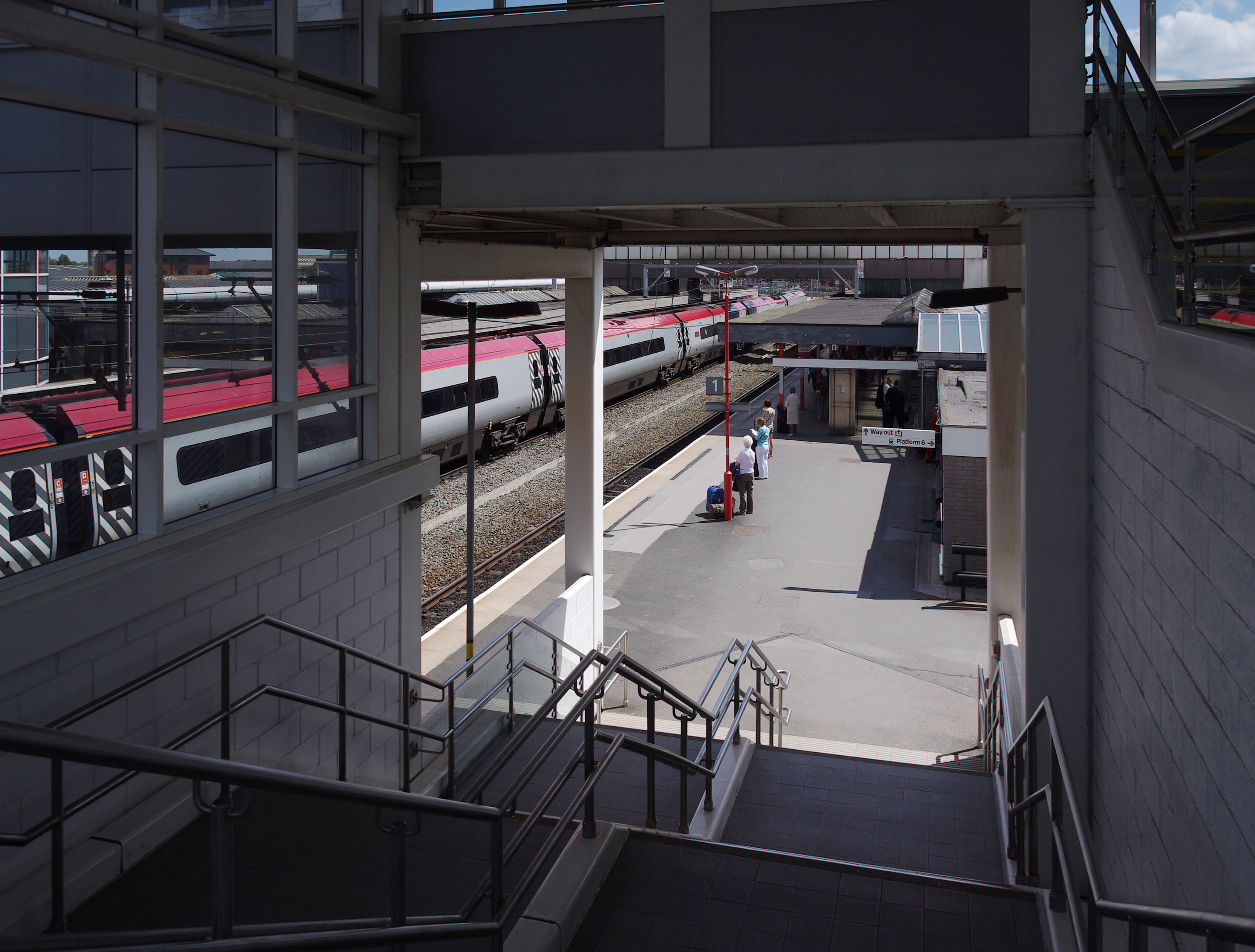 Wolverhampton railway station MMB 04 390044