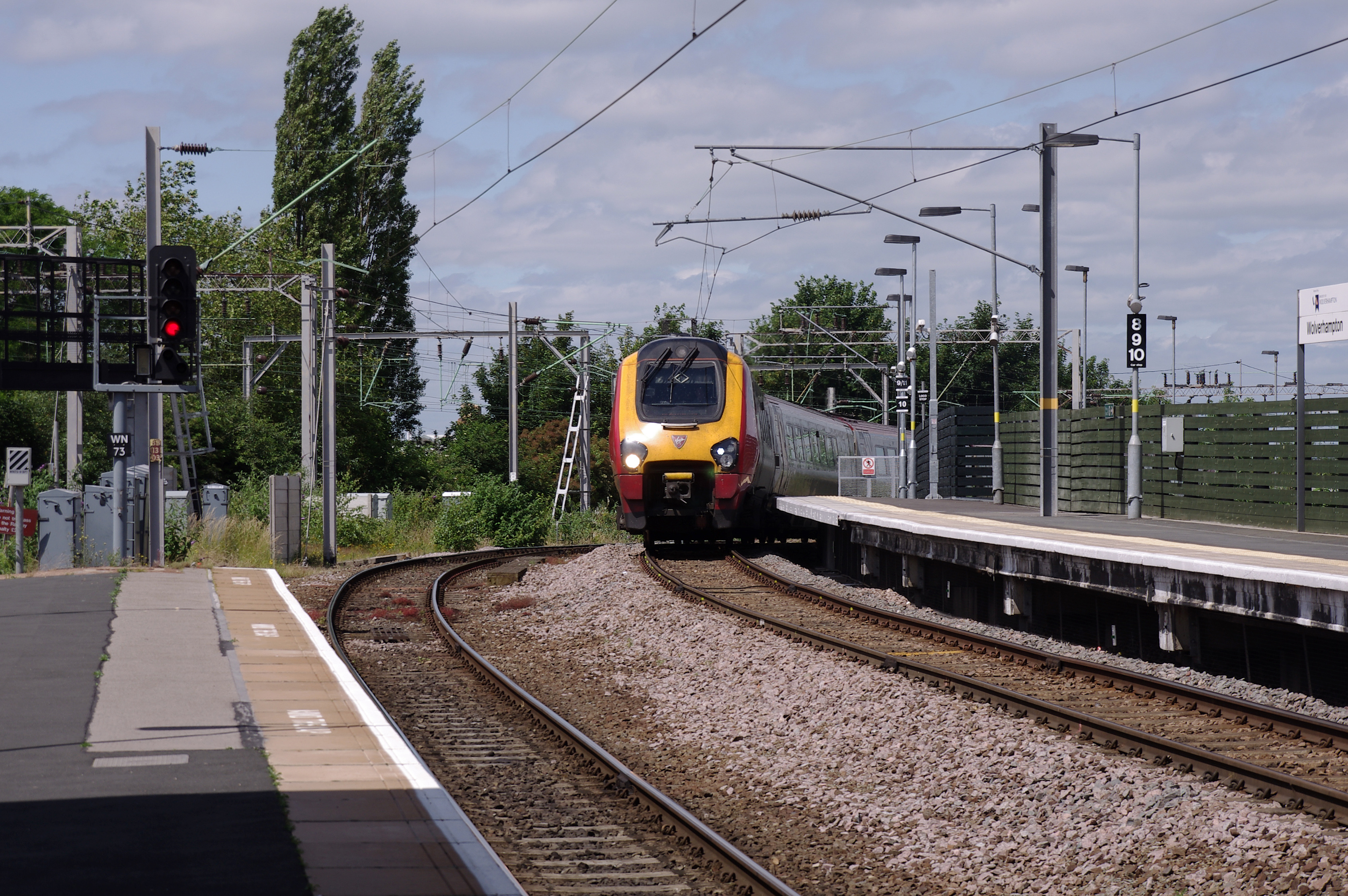 Wolverhampton railway station MMB 10 221111