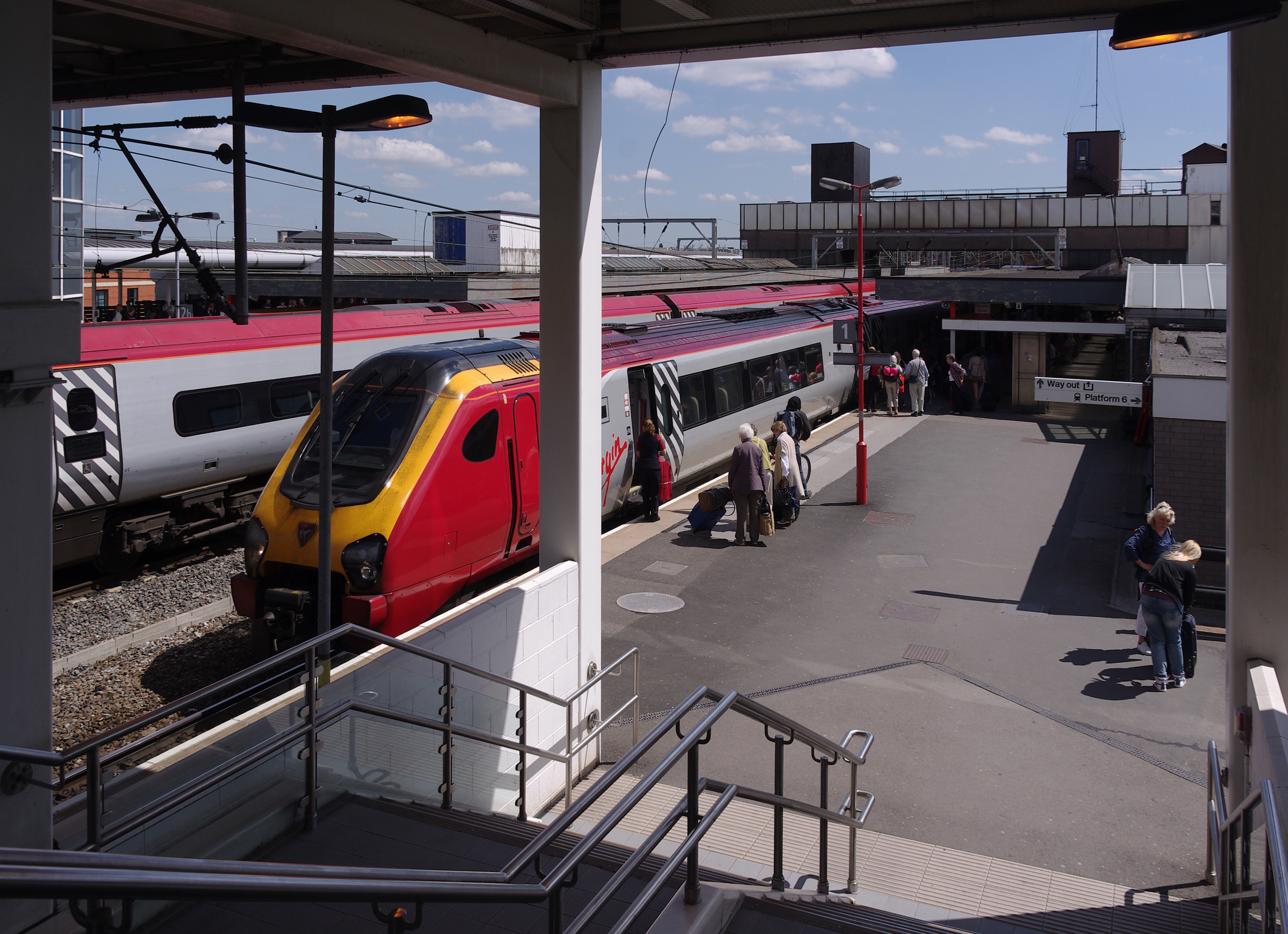 Wolverhampton railway station MMB 13 390044 221117