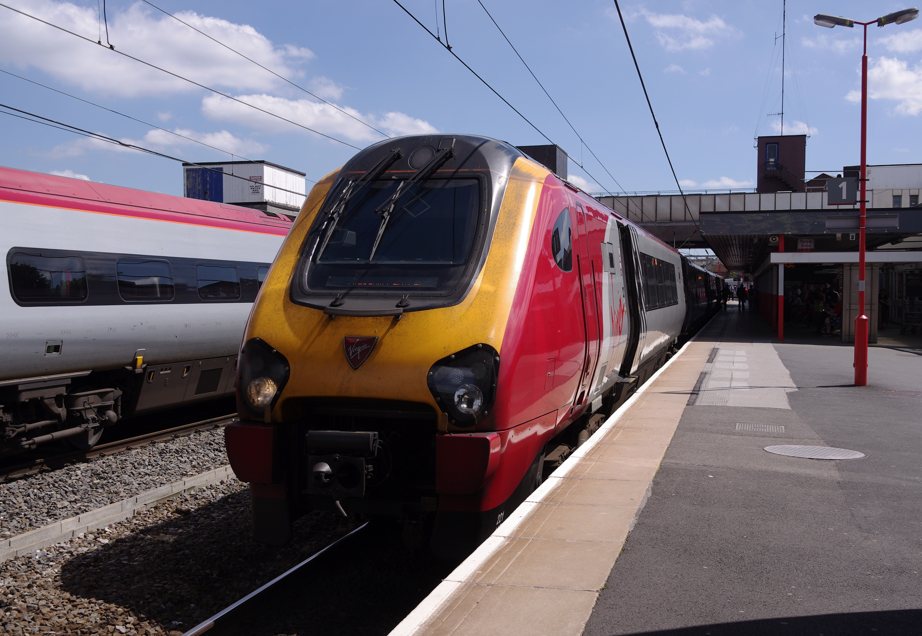 Wolverhampton railway station MMB 15 390044 221117