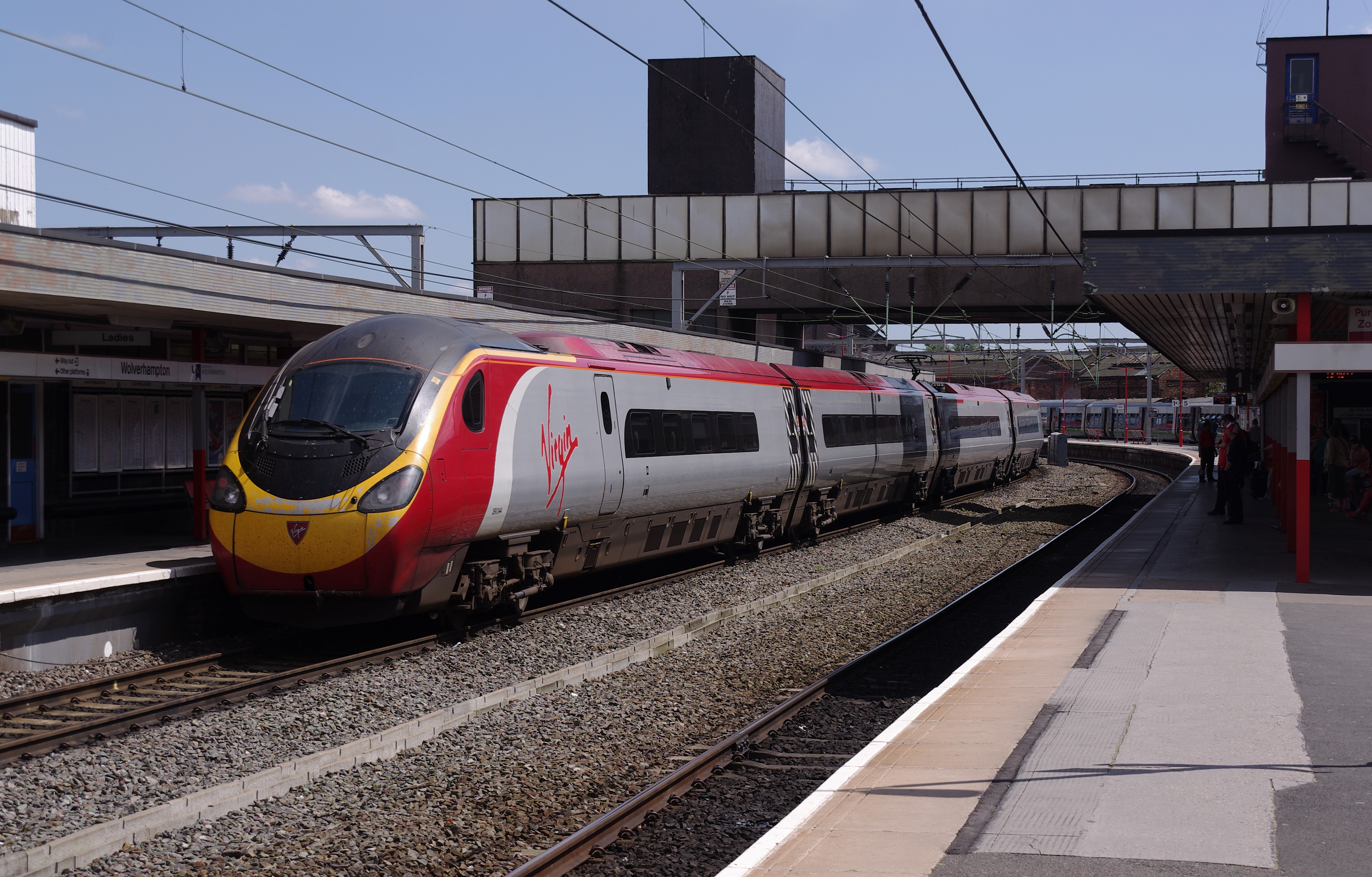 Wolverhampton railway station MMB 19 390044