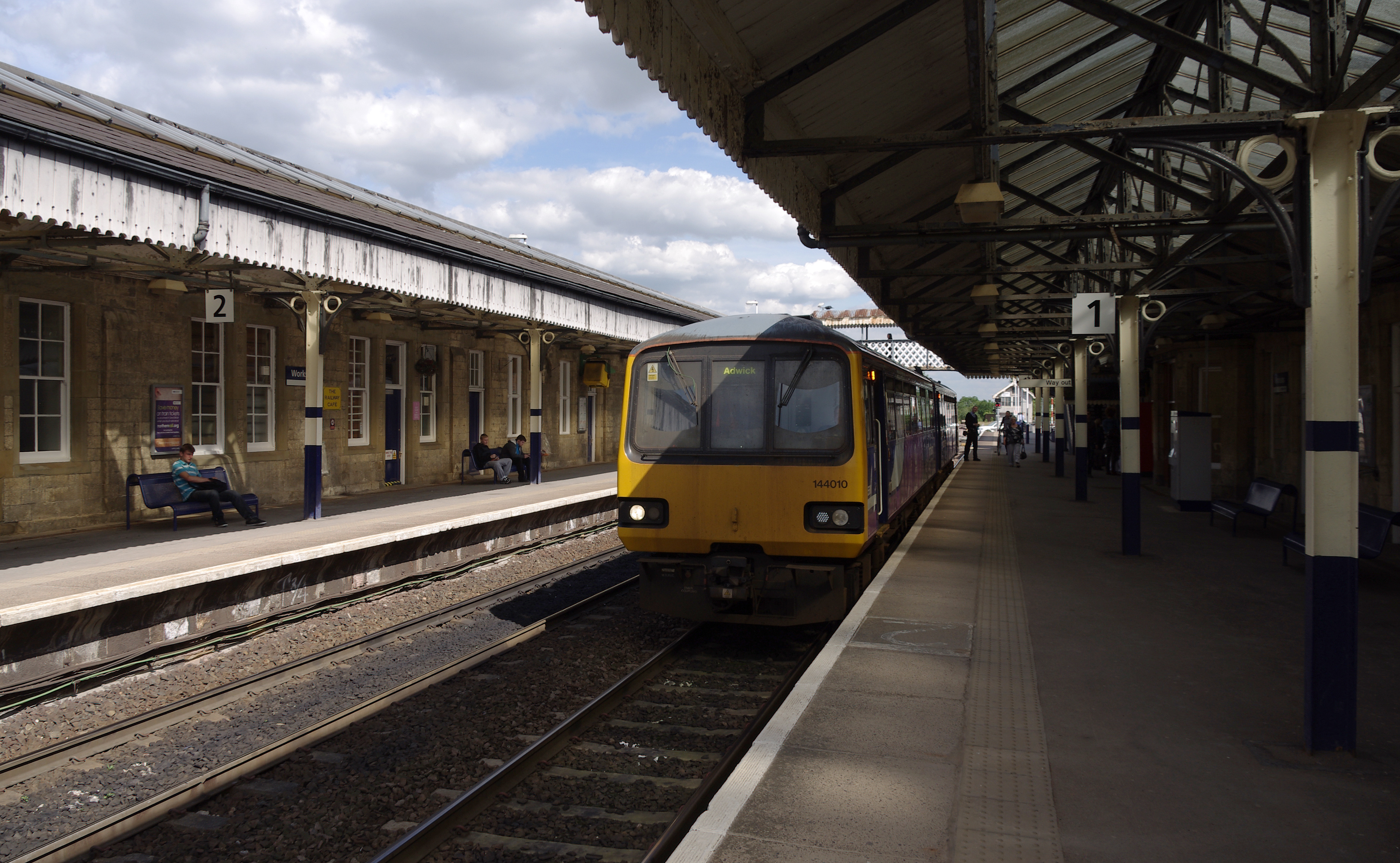 Worksop railway station MMB 01 144010