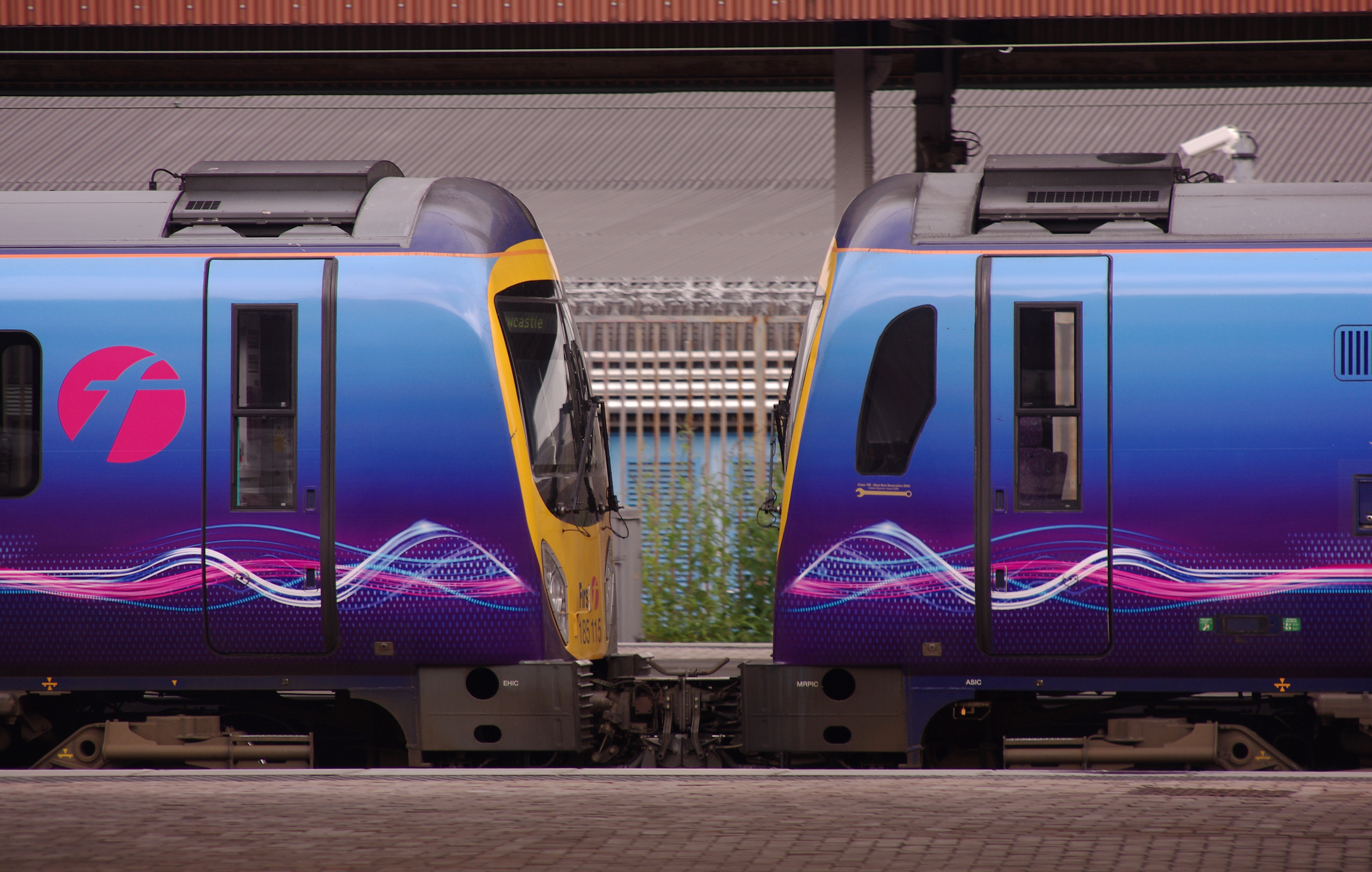 York railway station MMB 04 185115 185113