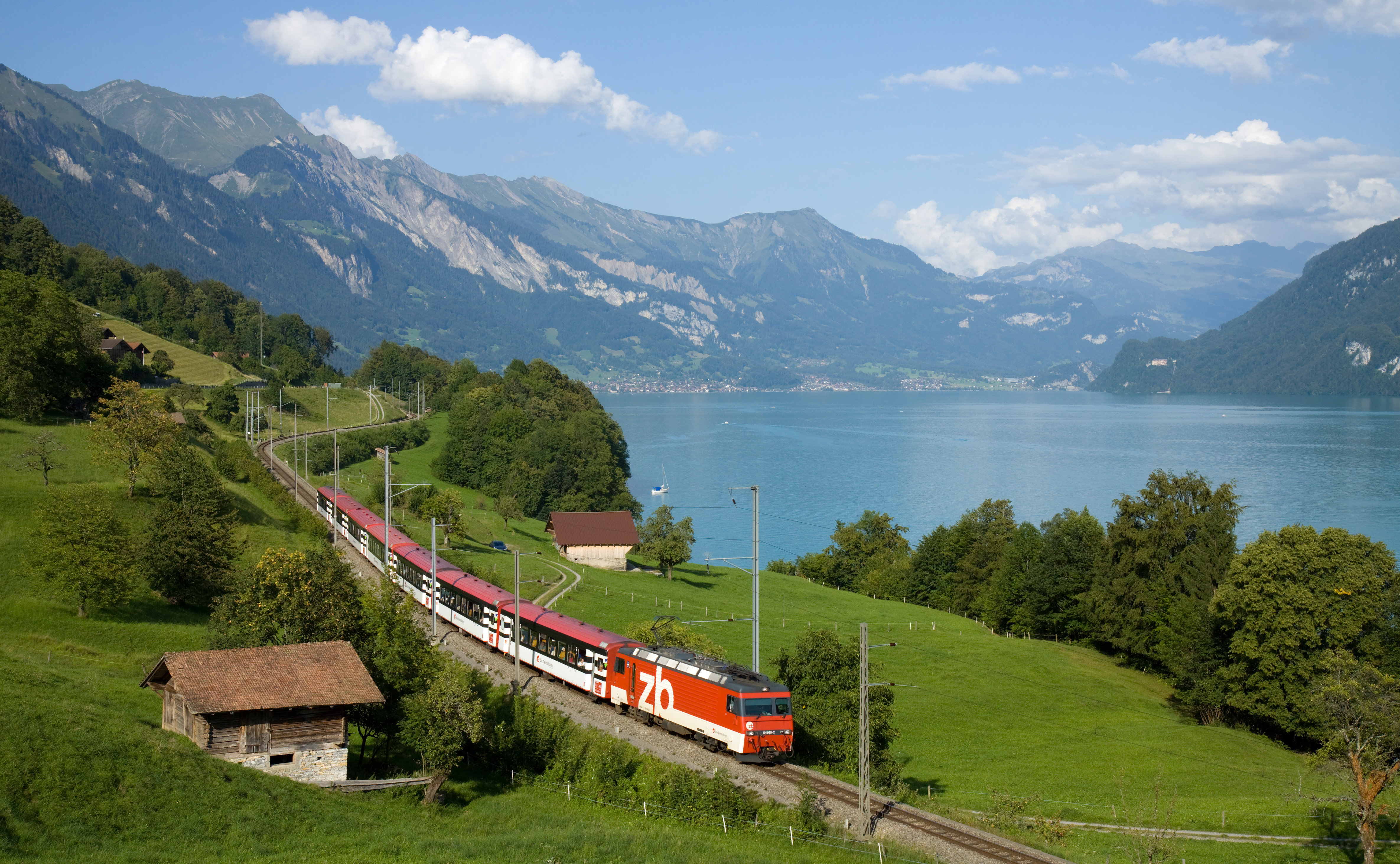ZB Interregio mit HGe 101 bei Niederried